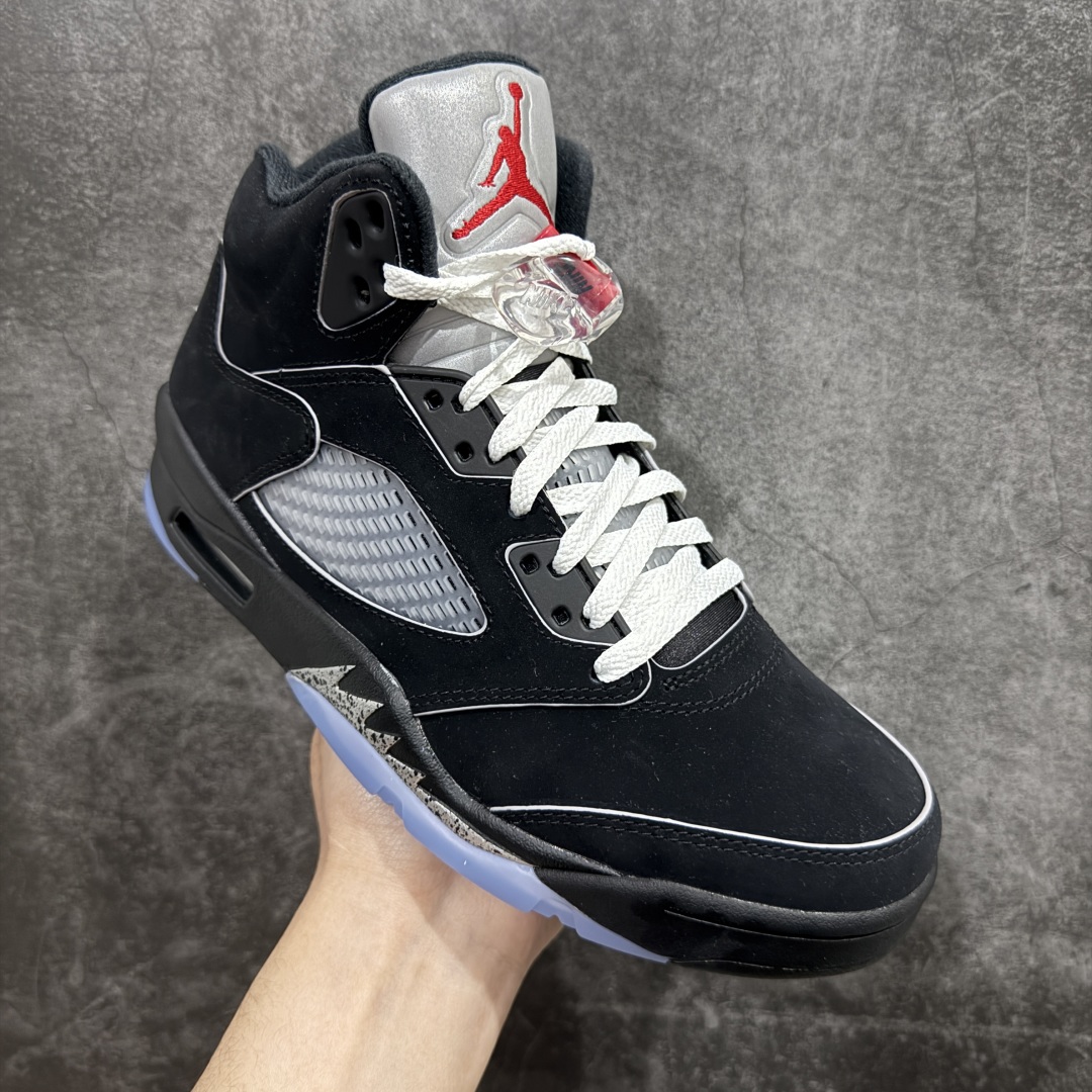 图片[3]-【莞顶Ljr特供】Air Jordan AJ5 “Black Metallic Reimagined” 黑银 HF3975-001全新改良批次 圈内最强倒钩系列n高端零售裸鞋圈特供批次 SZ原厂全套原楦原纸板冲刀磨具开发原厂皮料加持 原厂港宝加持定型后跟R度完美 同源原厂电绣 飞翼针数密度立体效果一致 百分百一致原鞋 原厂拉帮工艺 针距密度一致 后跟弧度收口自然不对折 极致一眼正品既视感 进口玻璃冲刀皮料裁剪零毛边 全鞋电脑针车工艺 品控清洁度最高QC检验标准 免检产品 原厂订购鞋盒、鞋标、防尘纸、鞋撑、鞋带 追求极致的原厂味道SIZE：40.5 41 42 42.5 43 44 44.5 45 45.5 46 47.5 48.5 编码：LJQ510540-莆田鞋批发中心