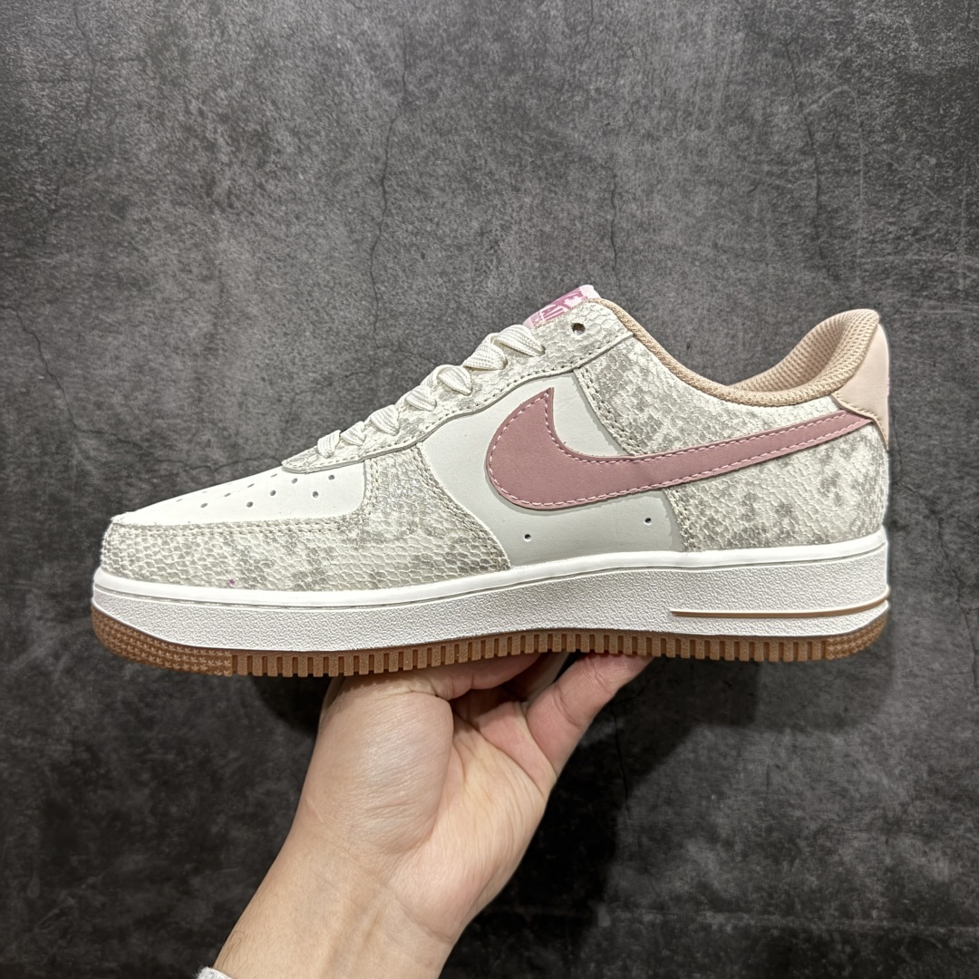 图片[2]-【公司级】Nike Air Force 1 Low 蛇年白棕 空军一号低帮运动休闲板鞋 原楦头原纸板  打造纯正空军版型#专注外贸渠道  全掌内置蜂窝气垫 #原盒配件 原厂中底钢印、拉帮完美  货号：HF2898-100 尺码：36 36.5 37.5 38 38.5 39 40 40.5 41 42 42.5 43 44 44.5 45 编码：LF250260-莆田鞋批发中心