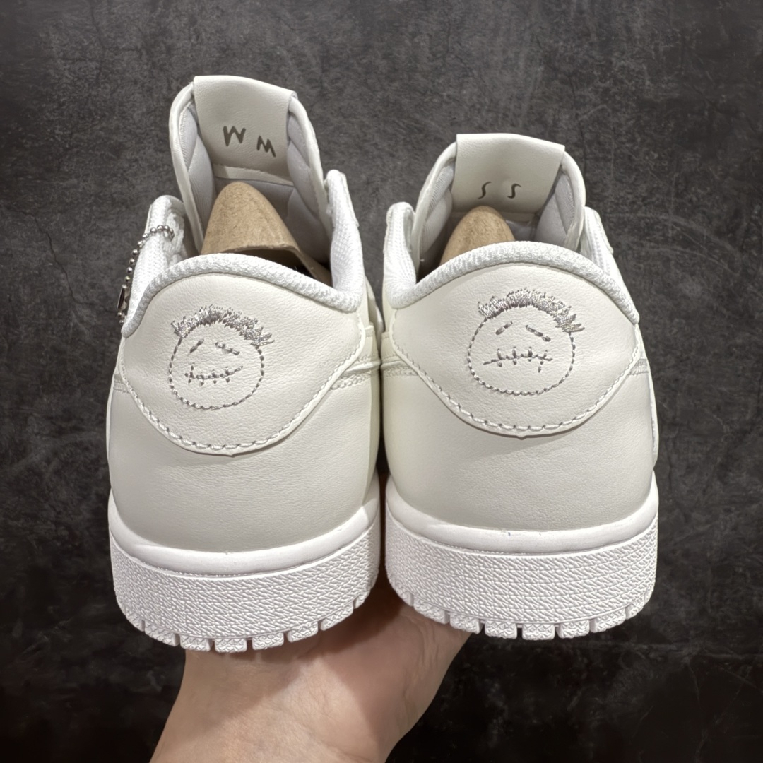 图片[4]-【KZ纯原】Travis Scott x Air Jordan AJ1 Low OG SP TS联名倒钩低帮纯白配色 TD1228-111n全系列配色 外贸特供批次 新配色不断更新开发 市场中端王者 全套原纸板楦头开发 确保原汁原味 完美呈现一代版型 一比一鞋头弧度高度鞋身弧度 此版本只针对中端市场 细节品控鞋型随意秒杀市面同价位 鞋型完美 不臃肿别扭 头层皮料加持 用料绝不含糊 进口玻璃冲刀皮料裁剪零毛边 电脑针车工艺 超高鞋面清洁度 最高QC检验标准 控制溢胶瑕疵 原盒原配 飞翼3D高频深度立体 工艺方面大到整体鞋型 漏斗收腰 底线拉帮 LOGO立体程度 小到针眼排布 载片对称 冲孔效果 鞋标规范 鞋垫背胶等等 无一不是口碑收割 每双都是一个回头客SIZE：36 36.5 37.5 38 38.5 39 40 40.5 41 42 42.5 43 44 44.5 45 46 47.5 编码：SLM290320-莆田鞋批发中心