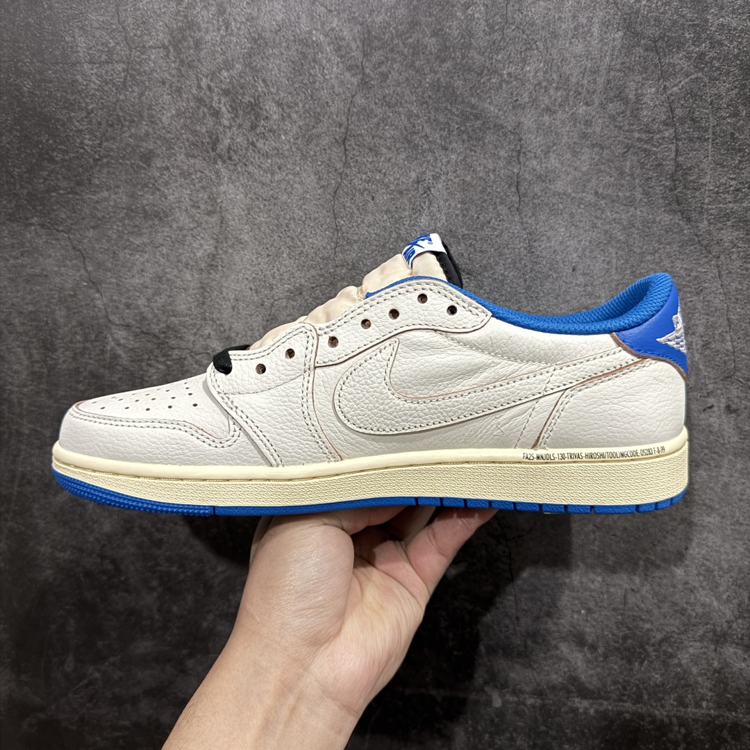 图片[2]-【DG纯原】Travis Scott x Air Jordan AJ1 Low OG SP TS联名倒钩低帮 白蓝闪电2.0 DM7866-104n知名大厂出品 纯原第一梯队版本产品品控稳定性领先行业 各方面均可对飙市面通货版nSZ原厂全套原楦原纸板冲刀磨具开发 原厂皮料加持原厂港宝加持定型后跟R度完美 同源原厂电绣 鬼脸飞翼针数密度立体效果一致 百分百一致原鞋 原厂拉帮工艺 针距密度一致 后跟弧度收口自然不对折 极致一眼正品既视感 进口玻璃冲刀皮料裁剪零毛边 全鞋电脑针车工艺 品控清洁度最高QC检验标准 免检产品 原厂订购鞋盒、鞋标、防尘纸、鞋撑、鞋带 追求极致的原厂味道SIZE：36-48.5 编码：X10390420-莆田鞋批发中心