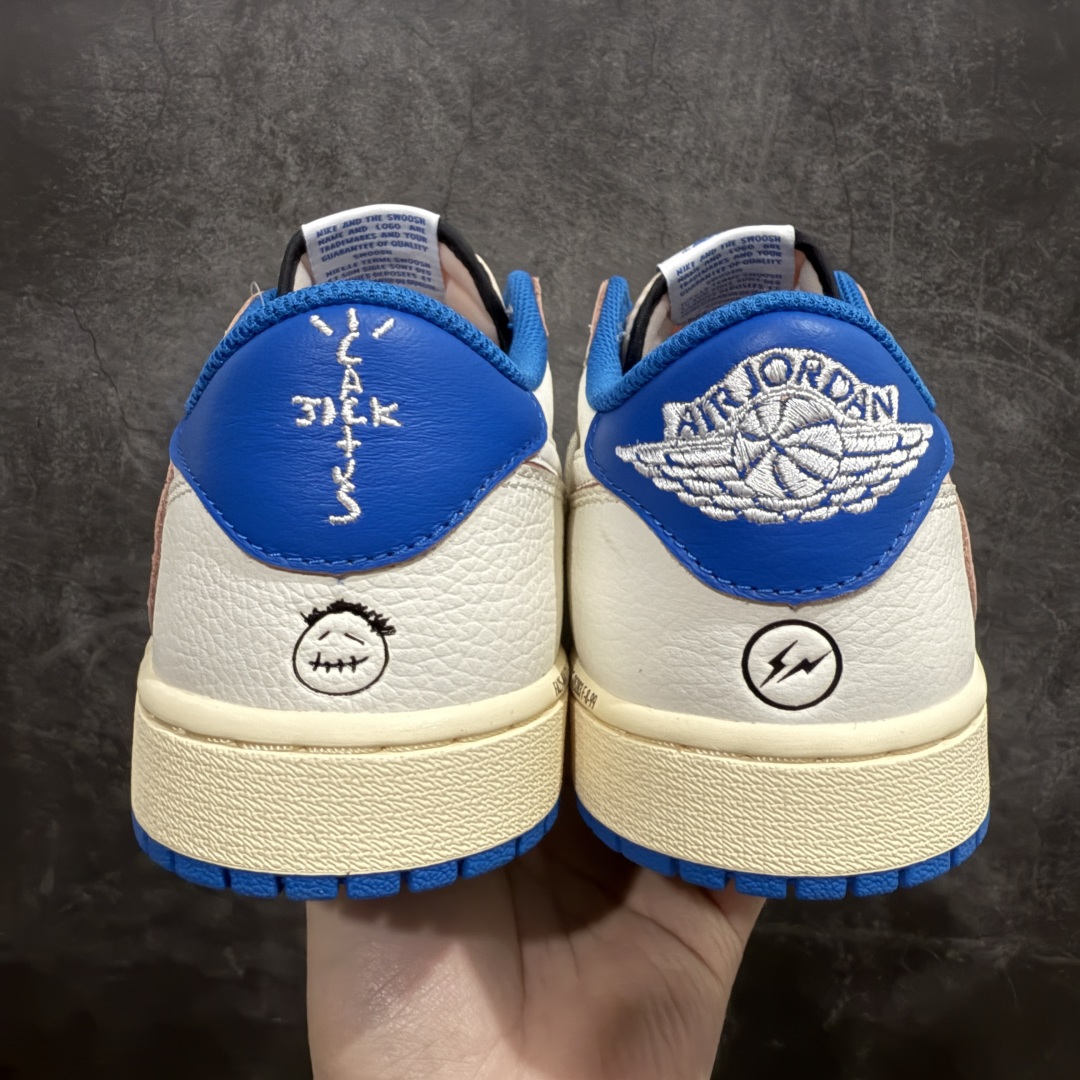 图片[4]-【DG纯原】Travis Scott x Air Jordan AJ1 Low OG SP TS联名倒钩低帮 白蓝闪电2.0 DM7866-104n知名大厂出品 纯原第一梯队版本产品品控稳定性领先行业 各方面均可对飙市面通货版nSZ原厂全套原楦原纸板冲刀磨具开发 原厂皮料加持原厂港宝加持定型后跟R度完美 同源原厂电绣 鬼脸飞翼针数密度立体效果一致 百分百一致原鞋 原厂拉帮工艺 针距密度一致 后跟弧度收口自然不对折 极致一眼正品既视感 进口玻璃冲刀皮料裁剪零毛边 全鞋电脑针车工艺 品控清洁度最高QC检验标准 免检产品 原厂订购鞋盒、鞋标、防尘纸、鞋撑、鞋带 追求极致的原厂味道SIZE：36-48.5 编码：X10390420-莆田鞋批发中心