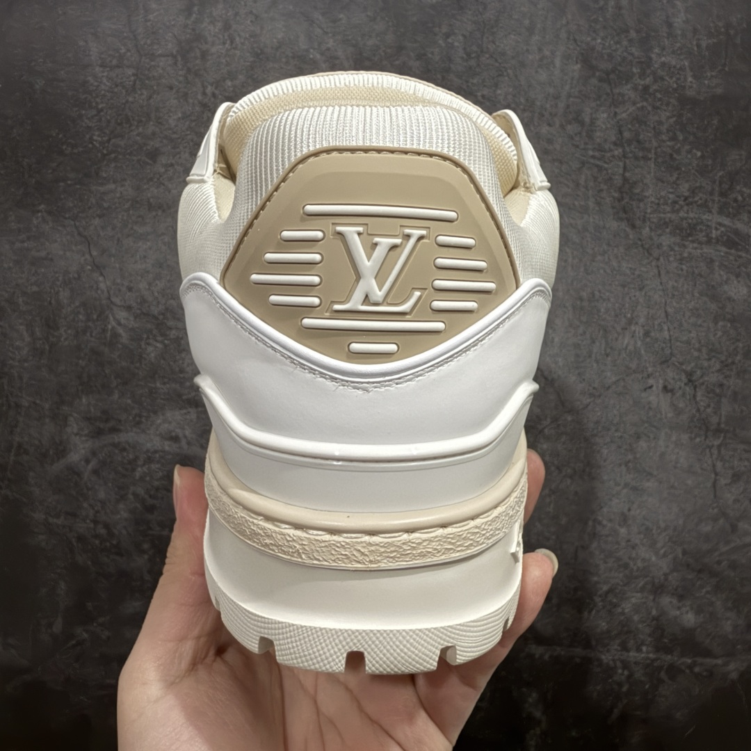 图片[4]-【海淘代购升级版】Louis Vuitton LV 路易威登 Trainer Maxi 胖丁 低帮休闲板鞋 米白胖丁nn海淘代购同渠道 正确折叠鞋盒 平台外贸高端零售专供品质 原版开发 完美楦型 还原度达到98% 鞋面独家订制压纹漆皮 大底TPU 私模Tpu大底 三色组合厚底 完美增高4-5cm 提供原版可配备对比 拒绝市场吹嘘所谓原版开发  尺码：35 36 37 38 39 40 41 42 43 44 45 46 编码：SJK550580-莆田鞋批发中心