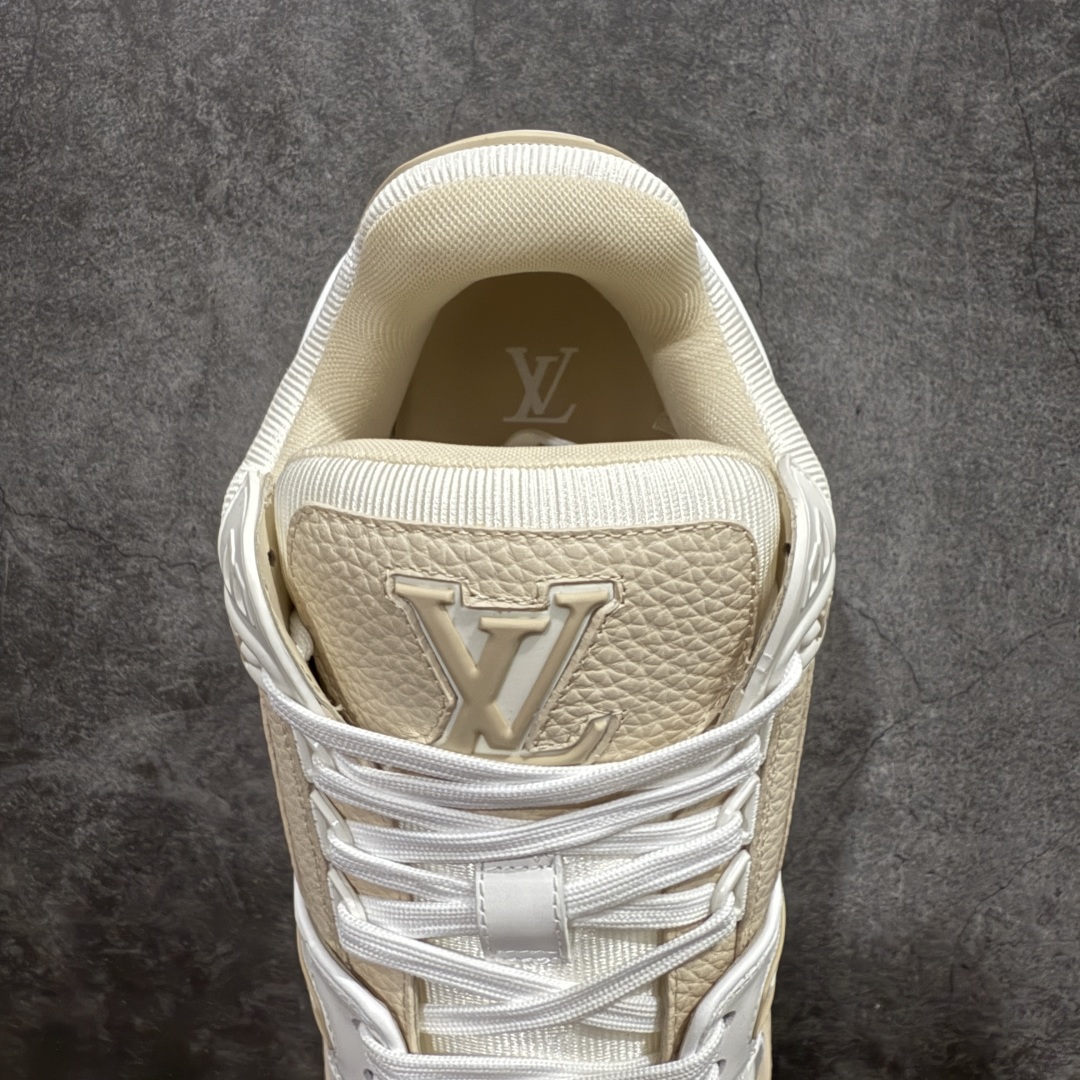 图片[8]-【海淘代购升级版】Louis Vuitton LV 路易威登 Trainer Maxi 胖丁 低帮休闲板鞋 米白胖丁nn海淘代购同渠道 正确折叠鞋盒 平台外贸高端零售专供品质 原版开发 完美楦型 还原度达到98% 鞋面独家订制压纹漆皮 大底TPU 私模Tpu大底 三色组合厚底 完美增高4-5cm 提供原版可配备对比 拒绝市场吹嘘所谓原版开发  尺码：35 36 37 38 39 40 41 42 43 44 45 46 编码：SJK550580-莆田鞋批发中心