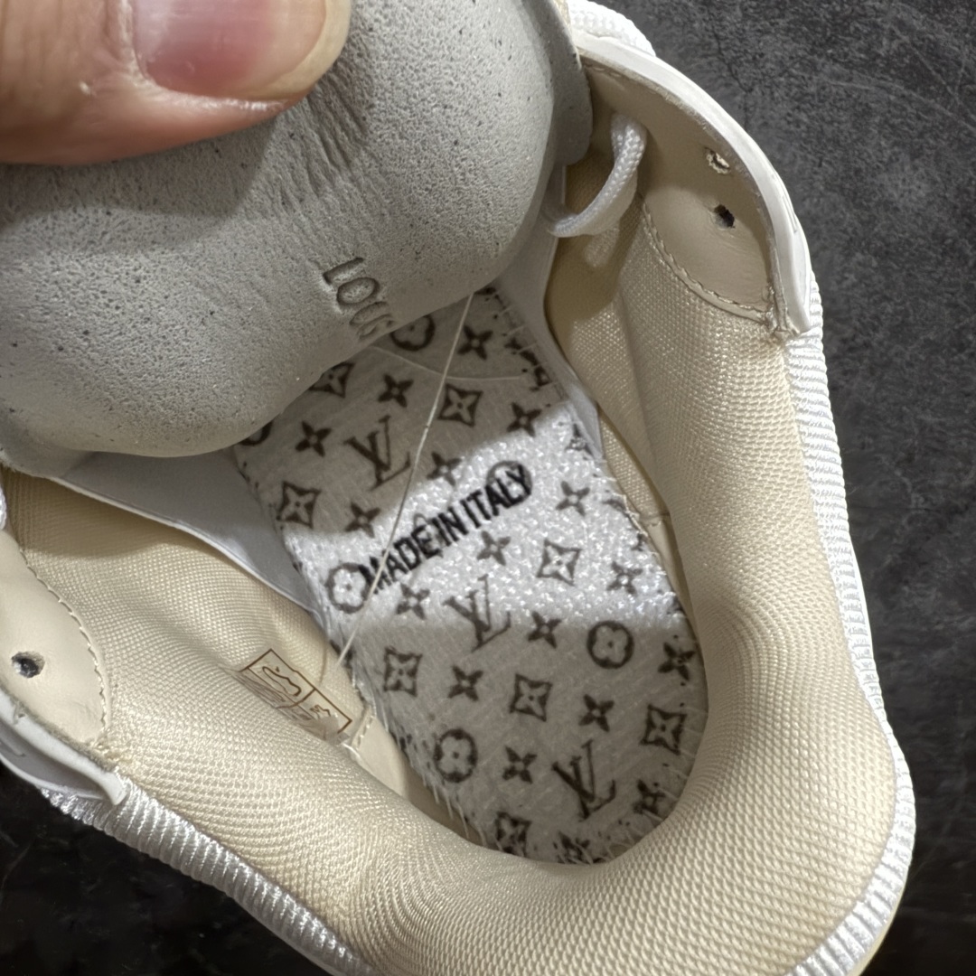 图片[9]-【海淘代购升级版】Louis Vuitton LV 路易威登 Trainer Maxi 胖丁 低帮休闲板鞋 米白胖丁nn海淘代购同渠道 正确折叠鞋盒 平台外贸高端零售专供品质 原版开发 完美楦型 还原度达到98% 鞋面独家订制压纹漆皮 大底TPU 私模Tpu大底 三色组合厚底 完美增高4-5cm 提供原版可配备对比 拒绝市场吹嘘所谓原版开发  尺码：35 36 37 38 39 40 41 42 43 44 45 46 编码：SJK550580-莆田鞋批发中心