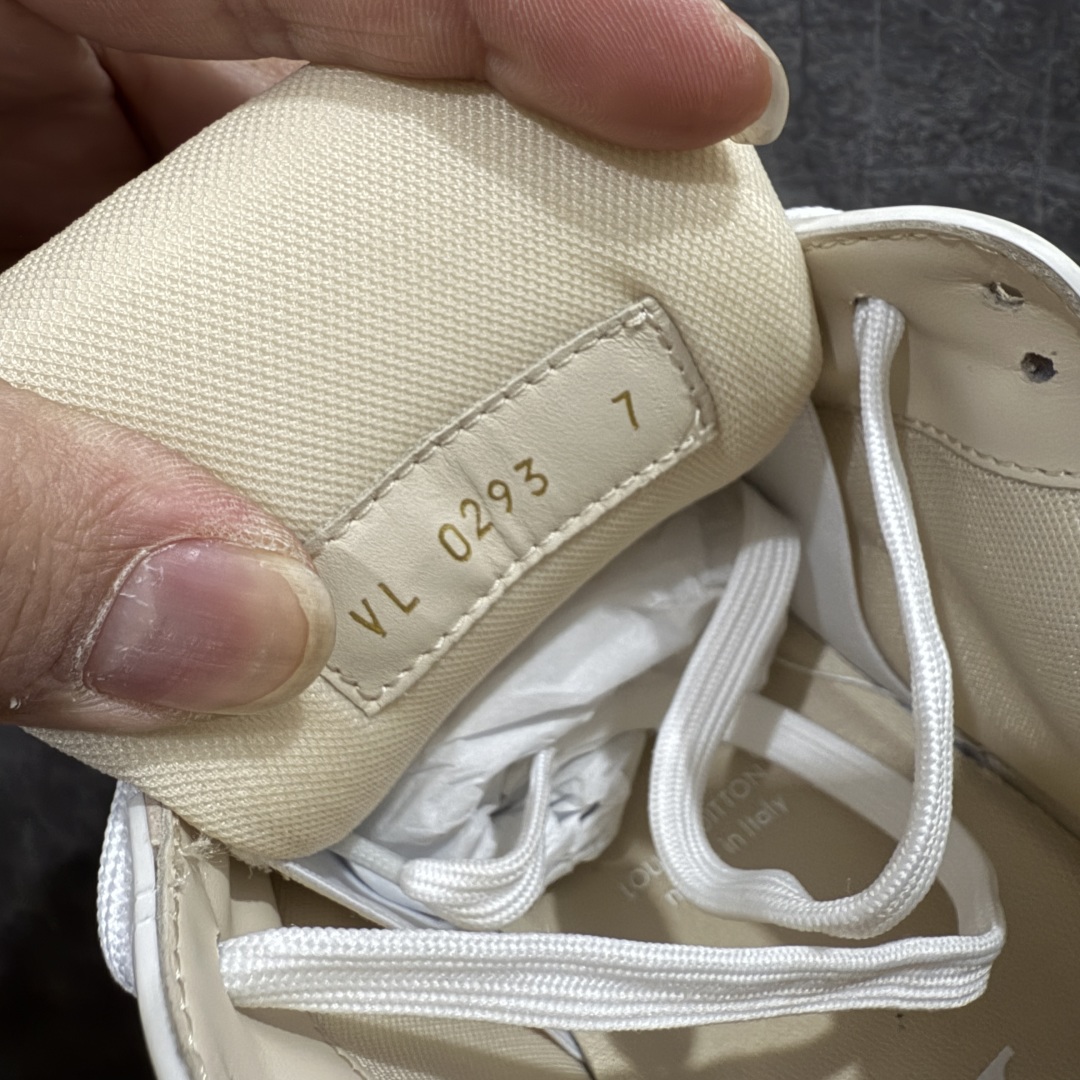 图片[7]-【海淘代购升级版】Louis Vuitton LV 路易威登 Trainer Maxi 胖丁 低帮休闲板鞋 米白胖丁nn海淘代购同渠道 正确折叠鞋盒 平台外贸高端零售专供品质 原版开发 完美楦型 还原度达到98% 鞋面独家订制压纹漆皮 大底TPU 私模Tpu大底 三色组合厚底 完美增高4-5cm 提供原版可配备对比 拒绝市场吹嘘所谓原版开发  尺码：35 36 37 38 39 40 41 42 43 44 45 46 编码：SJK550580-莆田鞋批发中心