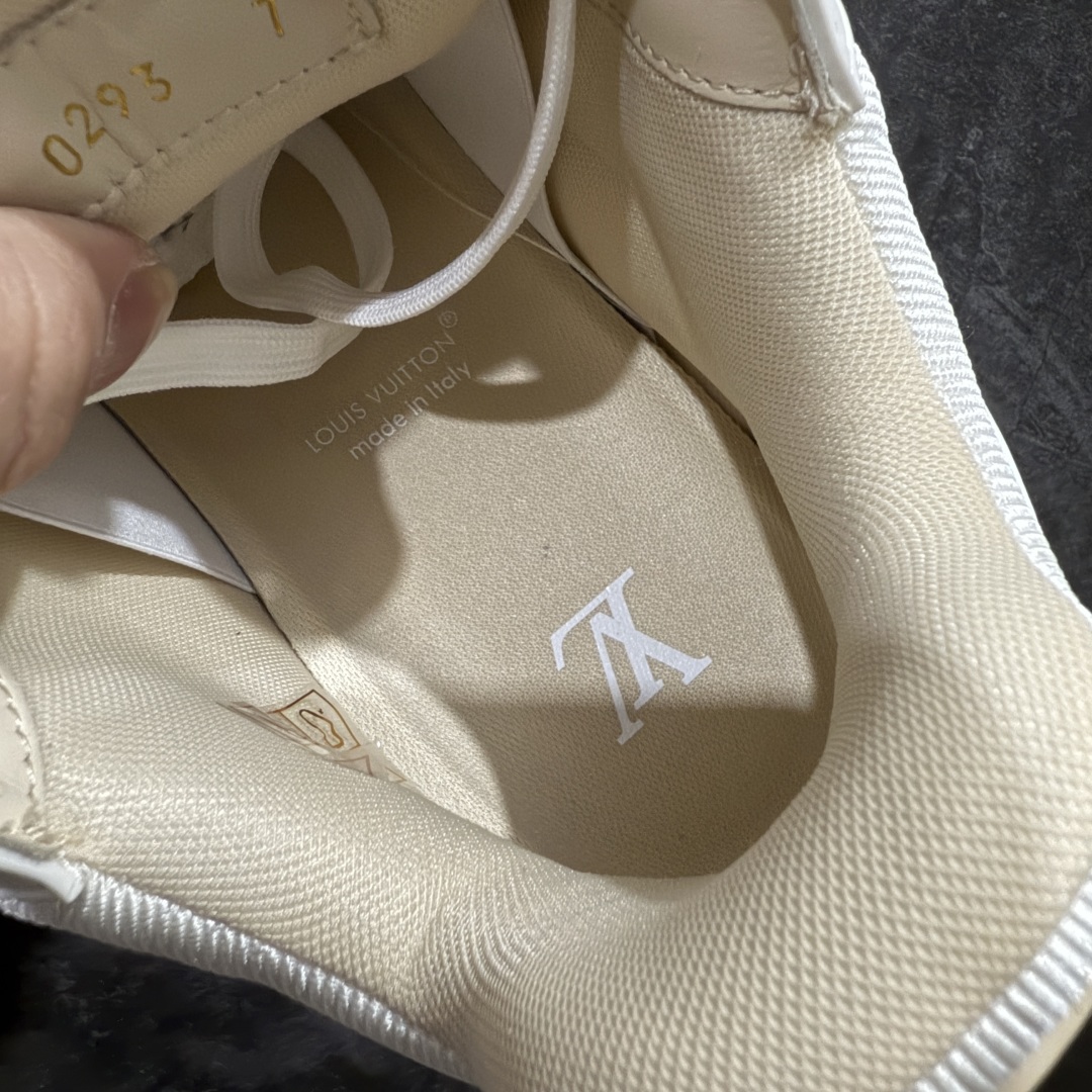 图片[8]-【海淘代购升级版】Louis Vuitton LV 路易威登 Trainer Maxi 胖丁 低帮休闲板鞋 米白胖丁nn海淘代购同渠道 正确折叠鞋盒 平台外贸高端零售专供品质 原版开发 完美楦型 还原度达到98% 鞋面独家订制压纹漆皮 大底TPU 私模Tpu大底 三色组合厚底 完美增高4-5cm 提供原版可配备对比 拒绝市场吹嘘所谓原版开发  尺码：35 36 37 38 39 40 41 42 43 44 45 46 编码：SJK550580-莆田鞋批发中心