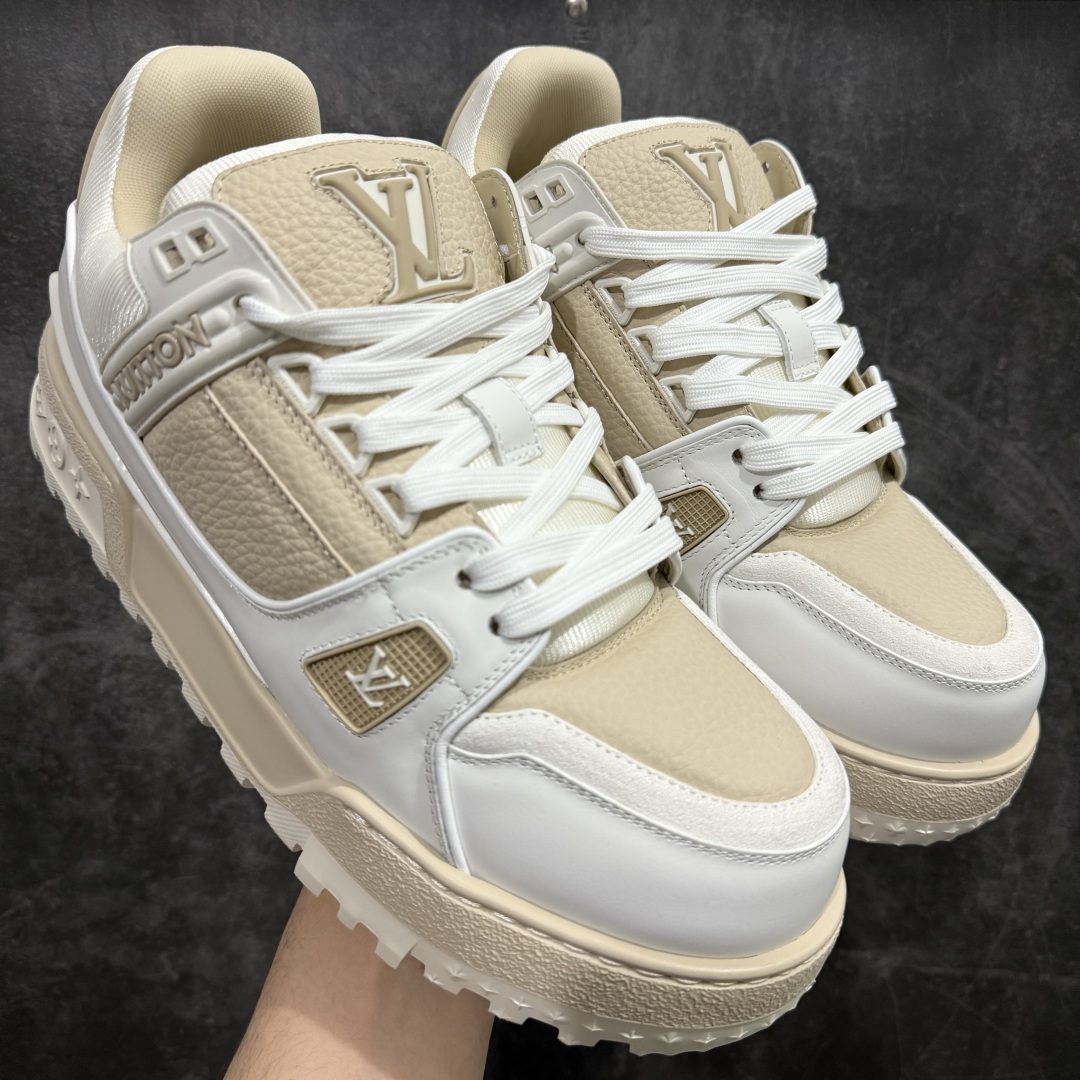 【海淘代购升级版】Louis Vuitton LV 路易威登 Trainer Maxi 胖丁 低帮休闲板鞋 米白胖丁nn海淘代购同渠道 正确折叠鞋盒 平台外贸高端零售专供品质 原版开发 完美楦型 还原度达到98% 鞋面独家订制压纹漆皮 大底TPU 私模Tpu大底 三色组合厚底 完美增高4-5cm 提供原版可配备对比 拒绝市场吹嘘所谓原版开发  尺码：35 36 37 38 39 40 41 42 43 44 45 46 编码：SJK550580-莆田鞋批发中心