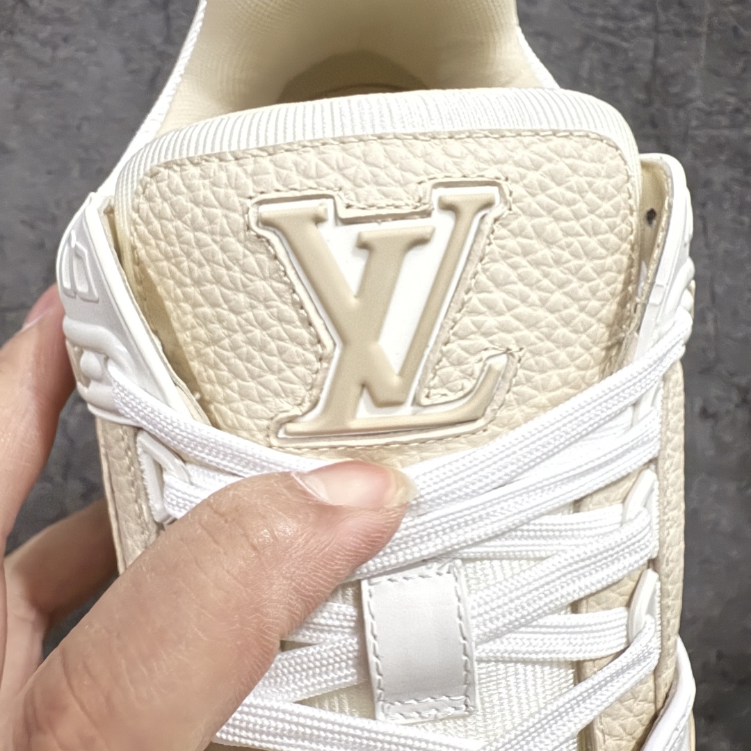 图片[6]-【海淘代购升级版】Louis Vuitton LV 路易威登 Trainer Maxi 胖丁 低帮休闲板鞋 米白胖丁nn海淘代购同渠道 正确折叠鞋盒 平台外贸高端零售专供品质 原版开发 完美楦型 还原度达到98% 鞋面独家订制压纹漆皮 大底TPU 私模Tpu大底 三色组合厚底 完美增高4-5cm 提供原版可配备对比 拒绝市场吹嘘所谓原版开发  尺码：35 36 37 38 39 40 41 42 43 44 45 46 编码：SJK550580-莆田鞋批发中心