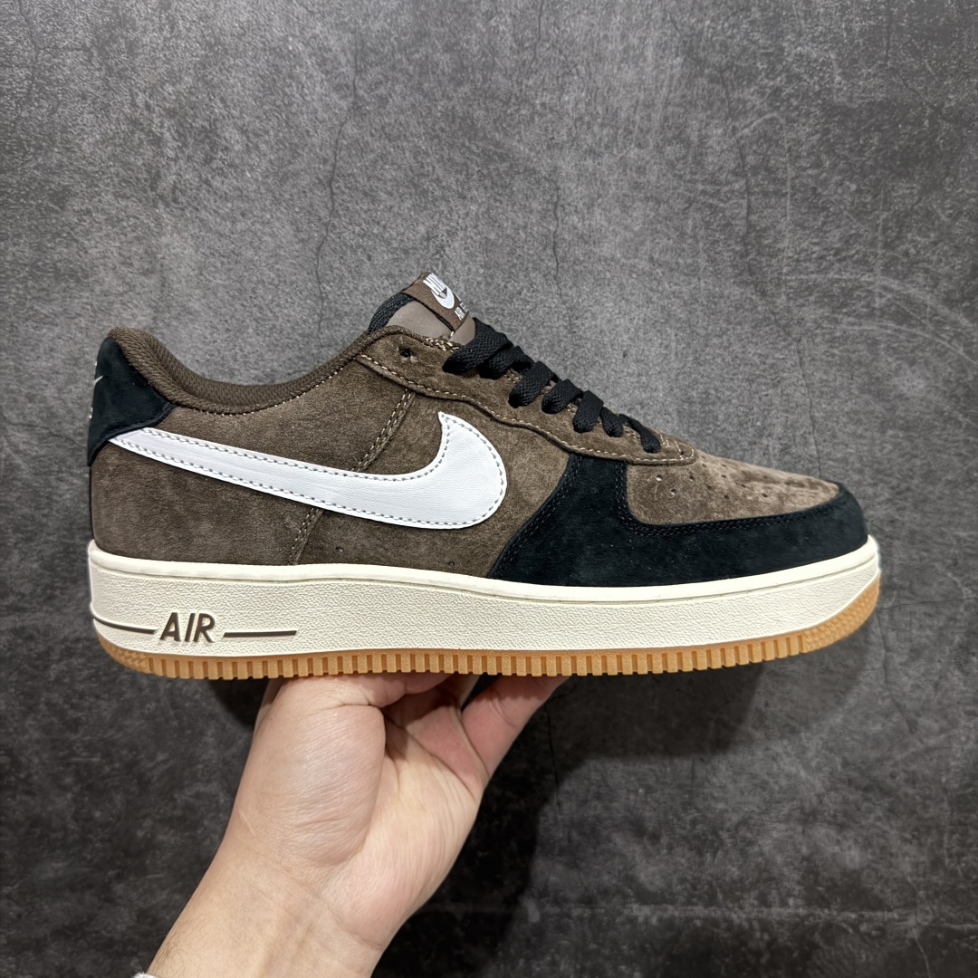 【公司级】Air Force 1 \’07 Low 黑咖麂皮n原楦头原纸板 打造纯正空军版型n#专注外贸渠道 全掌内置蜂窝气垫 #原盒配件 原厂中底钢印、拉帮完美 官方同步上架 货号：AV0383-2230 Size：36 36.5 37.5 38 38.5 39 40 40.5 41 42 42.5 43 44 44.5 45 编码：LF290300-莆田鞋批发中心