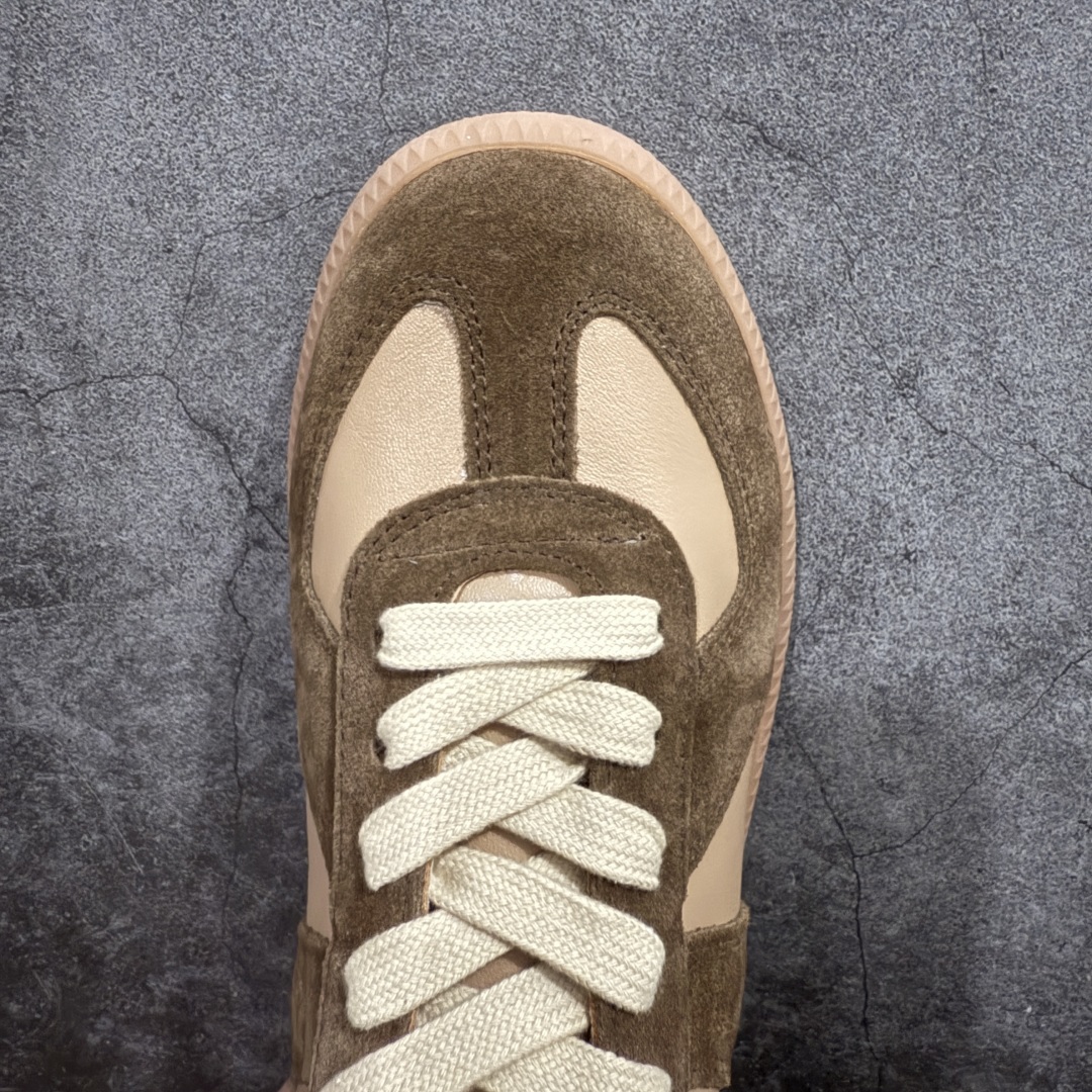 图片[5]-【全新莞产纯原】Maison Margiela MM6梅森马吉拉 Calfskin Replica 复古 德训 时尚板鞋 男女款广货新版本 飞机礼盒装 送礼高端大气n原版全套包装 配送精致白色礼盒网红单品 高端外贸 平台零售专供批次全头层软牛皮鞋面 头层羊皮内里n乳胶鞋垫 中底钢印 原版织唛 尺码：35 36 37 38 39 40 41 42 43 44  45 编码：PS350380-莆田鞋批发中心