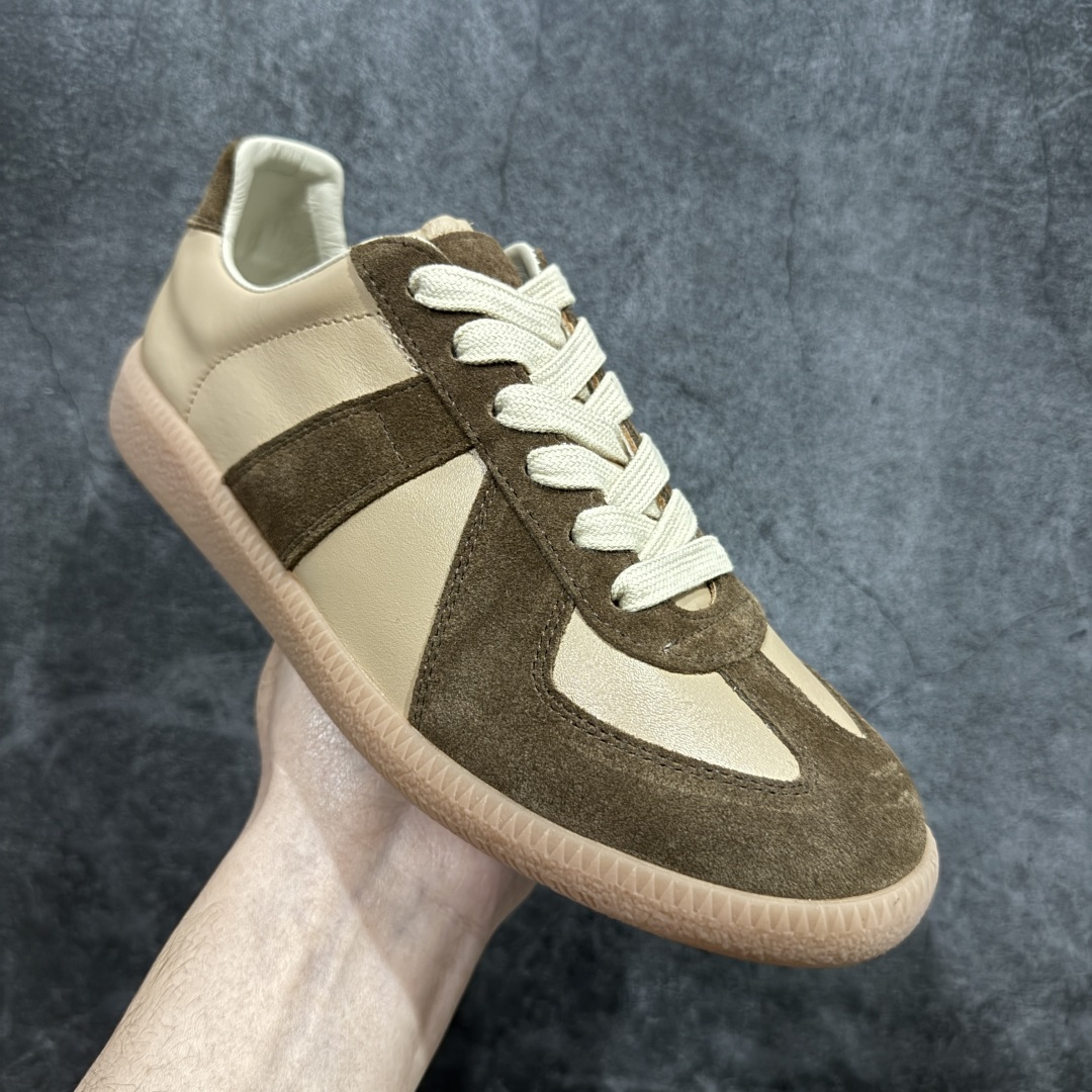 图片[3]-【全新莞产纯原】Maison Margiela MM6梅森马吉拉 Calfskin Replica 复古 德训 时尚板鞋 男女款广货新版本 飞机礼盒装 送礼高端大气n原版全套包装 配送精致白色礼盒网红单品 高端外贸 平台零售专供批次全头层软牛皮鞋面 头层羊皮内里n乳胶鞋垫 中底钢印 原版织唛 尺码：35 36 37 38 39 40 41 42 43 44  45 编码：PS350380-莆田鞋批发中心