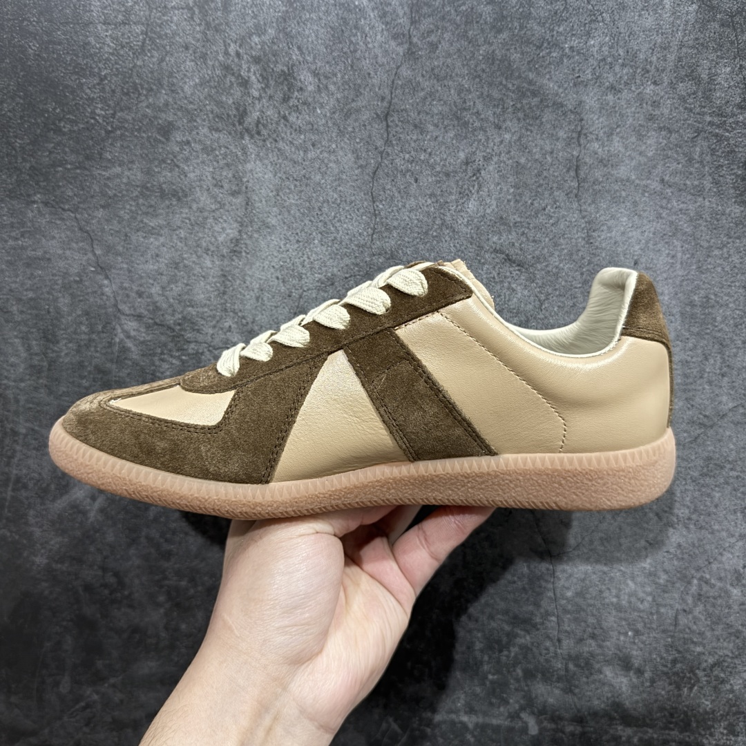 图片[2]-【全新莞产纯原】Maison Margiela MM6梅森马吉拉 Calfskin Replica 复古 德训 时尚板鞋 男女款广货新版本 飞机礼盒装 送礼高端大气n原版全套包装 配送精致白色礼盒网红单品 高端外贸 平台零售专供批次全头层软牛皮鞋面 头层羊皮内里n乳胶鞋垫 中底钢印 原版织唛 尺码：35 36 37 38 39 40 41 42 43 44  45 编码：PS350380-莆田鞋批发中心