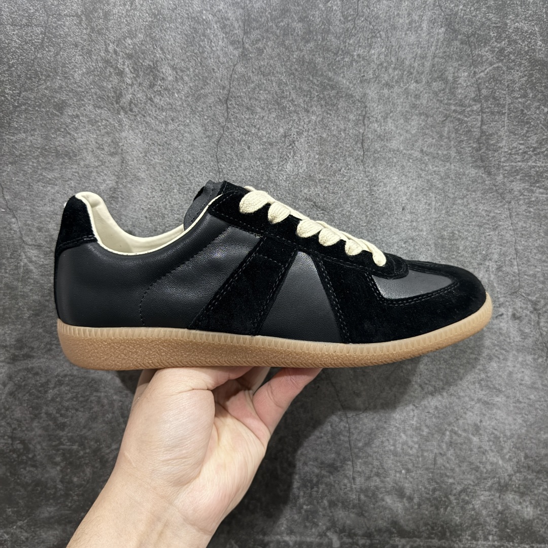 【全新莞产纯原】Maison Margiela MM6梅森马吉拉 Calfskin Replica 复古 德训 时尚板鞋 男女款广货新版本 飞机礼盒装 送礼高端大气n原版全套包装 配送精致白色礼盒网红单品 高端外贸 平台零售专供批次全头层软牛皮鞋面 头层羊皮内里n乳胶鞋垫 中底钢印 原版织唛 尺码：35 36 37 38 39 40 41 42 43 44  45 编码：PS350380-莆田鞋批发中心