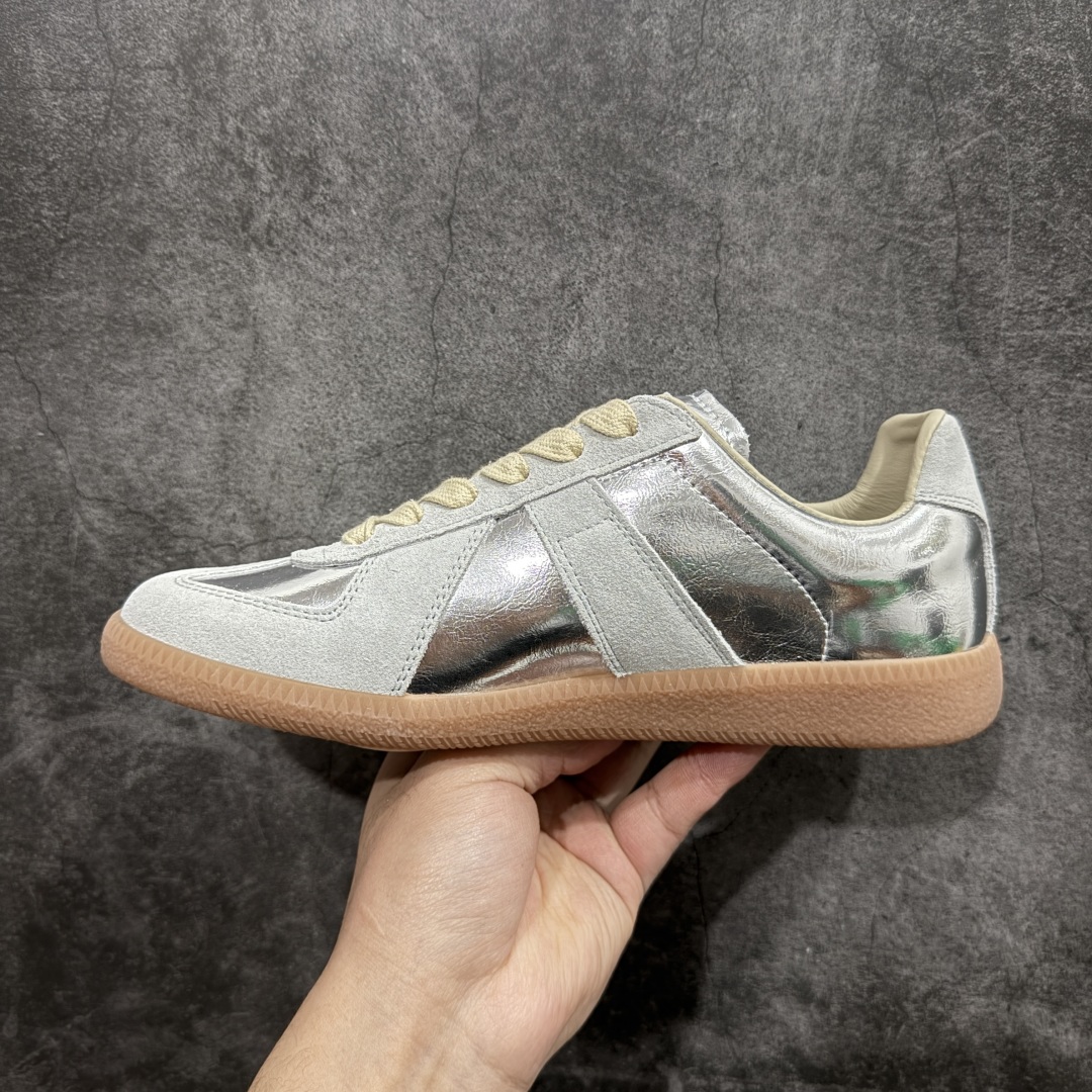 图片[2]-【全新莞产纯原】Maison Margiela MM6梅森马吉拉 Calfskin Replica 复古 德训 时尚板鞋 男女款广货新版本 飞机礼盒装 送礼高端大气n原版全套包装 配送精致白色礼盒网红单品 高端外贸 平台零售专供批次全头层软牛皮鞋面 头层羊皮内里n乳胶鞋垫 中底钢印 原版织唛 尺码：35 36 37 38 39 40 41 42 43 44  45 编码：PS350380-莆田鞋批发中心