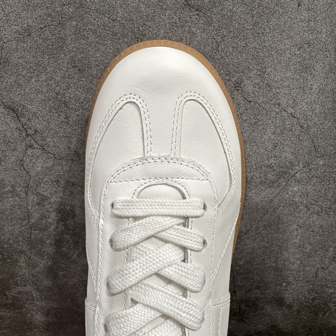 图片[5]-【全新莞产纯原】Maison Margiela MM6梅森马吉拉 Calfskin Replica 复古 德训 时尚板鞋 男女款广货新版本 飞机礼盒装 送礼高端大气n原版全套包装 配送精致白色礼盒网红单品 高端外贸 平台零售专供批次全头层软牛皮鞋面 头层羊皮内里n乳胶鞋垫 中底钢印 原版织唛 尺码：35 36 37 38 39 40 41 42 43 44  45 编码：PS350380-莆田鞋批发中心