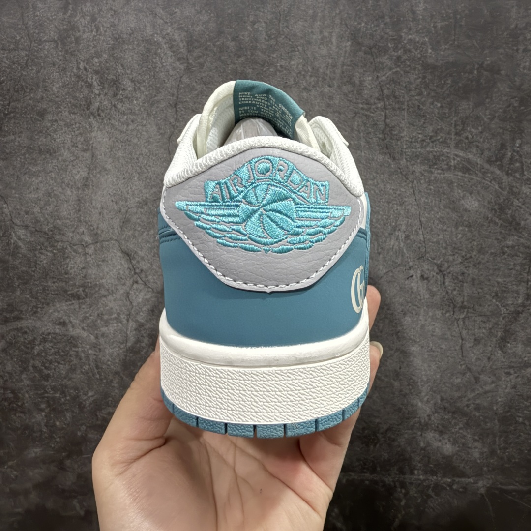 图片[4]-【定制版】Travis Scott x Fragment Design x Air Jordan 1 Low OG SP AJ1 乔1 古驰联名-白青玉 低帮文化休闲板鞋rn#多方联名合作融合了Travis Scott 独特的音乐风格，藤原浩个性的设计风格以及Jordan品牌的经典元素 使其成为一双具有独特身份和价值的鞋子 清新而立体的外观加上联名标识更突出了其独特身份 这种配色方案显示出活力和时尚感 在视觉上引人注目  鞋身的质感和细腻的细节处理使其显得高端而格调十足  这款“倒钩”联名是设计与创意完美结合  融合多方的个性风格是一款备受瞩目的潮流鞋款r 货号： LJ5188-022 尺码：36 36.5 37.5 38 38.5 39 40 40.5 41 42 42.5 43 44 44.5 45  编码：HXS260280-莆田鞋批发中心