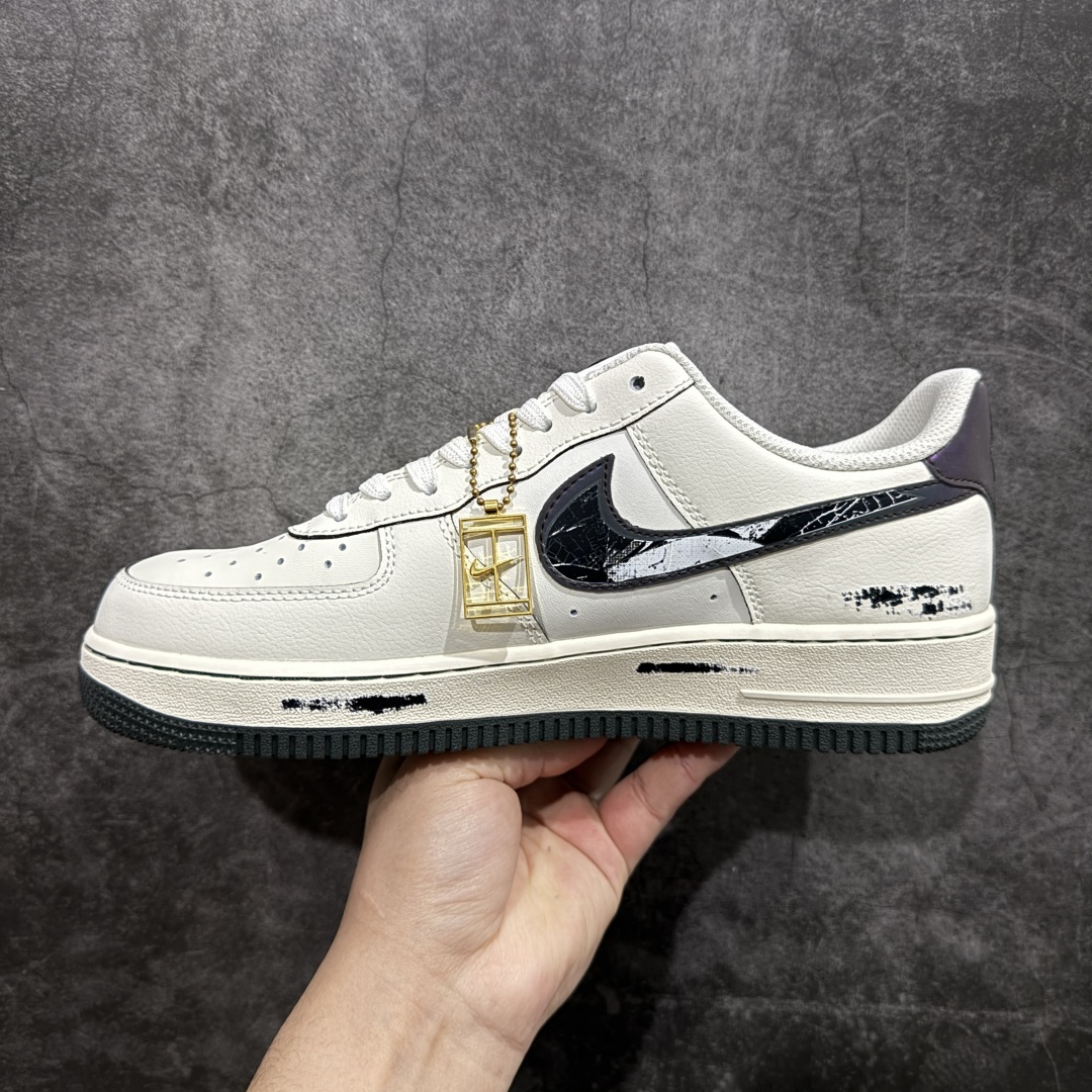 图片[2]-【公司级】Nike Air Force 1 Low “Night Gun Hole” “暗夜枪孔”空军一号低帮休闲运动板鞋幽冷的月光洒在寂静的街道上，斑驳的树影犹如张牙舞爪的鬼魅。往往在背后给最致命的一枪，或许是曾经最好的朋友，人心的贪婪与复杂，足以摧毁世间最珍贵的情谊 货号：FB1893-999 尺码：36 36.5 37.5 38 38.5 39 40 40.5 41 42 42.5 43 44 44.5 45 编码：HXS310320-莆田鞋批发中心