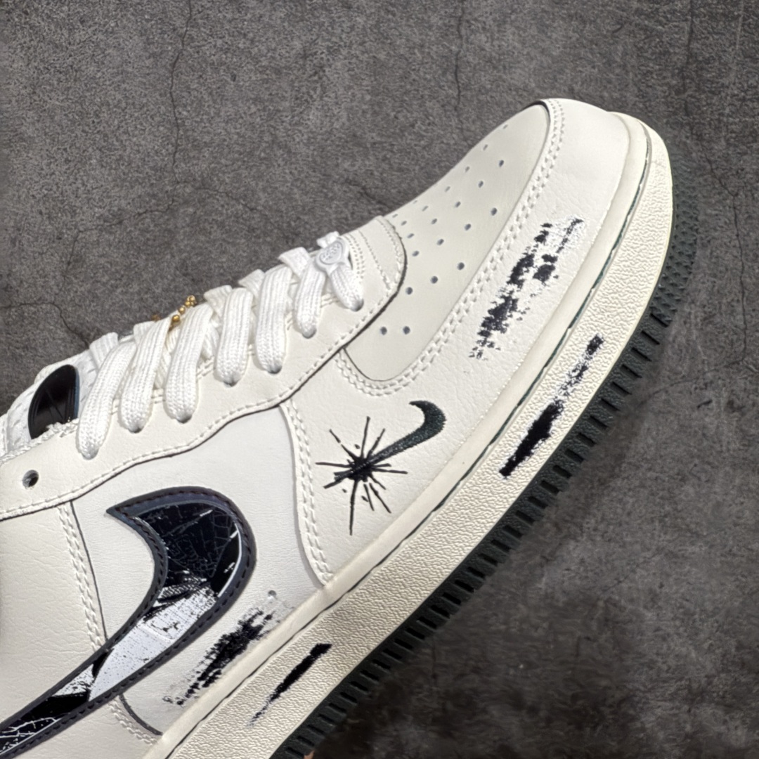 图片[6]-【公司级】Nike Air Force 1 Low “Night Gun Hole” “暗夜枪孔”空军一号低帮休闲运动板鞋幽冷的月光洒在寂静的街道上，斑驳的树影犹如张牙舞爪的鬼魅。往往在背后给最致命的一枪，或许是曾经最好的朋友，人心的贪婪与复杂，足以摧毁世间最珍贵的情谊 货号：FB1893-999 尺码：36 36.5 37.5 38 38.5 39 40 40.5 41 42 42.5 43 44 44.5 45 编码：HXS310320-莆田鞋批发中心