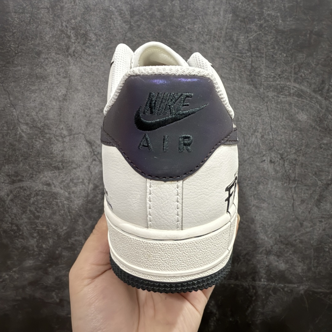 图片[4]-【公司级】Nike Air Force 1 Low “Night Gun Hole” “暗夜枪孔”空军一号低帮休闲运动板鞋幽冷的月光洒在寂静的街道上，斑驳的树影犹如张牙舞爪的鬼魅。往往在背后给最致命的一枪，或许是曾经最好的朋友，人心的贪婪与复杂，足以摧毁世间最珍贵的情谊 货号：FB1893-999 尺码：36 36.5 37.5 38 38.5 39 40 40.5 41 42 42.5 43 44 44.5 45 编码：HXS310320-莆田鞋批发中心