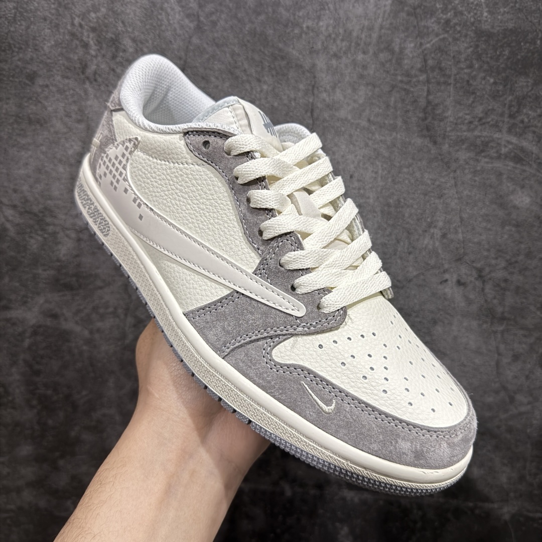 图片[3]-【定制版】Travis Scott x Fragment Design x Air Jordan 1 Low OG SP AJ1 乔1 UN联名 灰白马赛克 低帮文化休闲板鞋rn#多方联名合作融合了Travis Scott 独特的音乐风格，藤原浩个性的设计风格以及Jordan品牌的经典元素 使其成为一双具有独特身份和价值的鞋子 清新而立体的外观加上联名标识更突出了其独特身份 这种配色方案显示出活力和时尚感 在视觉上引人注目  鞋身的质感和细腻的细节处理使其显得高端而格调十足  这款“倒钩”联名是设计与创意完美结合  融合多方的个性风格是一款备受瞩目的潮流鞋款r 货号：DM7866-048 尺码：36 36.5 37.5 38 38.5 39 40 40.5 41 42 42.5 43 44 44.5 45  编码：HXS340360-莆田鞋批发中心