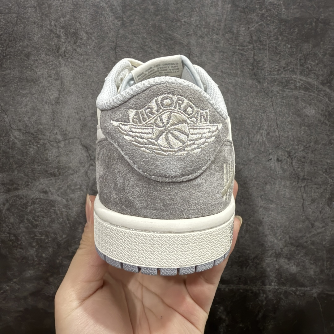 图片[4]-【定制版】Travis Scott x Fragment Design x Air Jordan 1 Low OG SP AJ1 乔1 UN联名 灰白马赛克 低帮文化休闲板鞋rn#多方联名合作融合了Travis Scott 独特的音乐风格，藤原浩个性的设计风格以及Jordan品牌的经典元素 使其成为一双具有独特身份和价值的鞋子 清新而立体的外观加上联名标识更突出了其独特身份 这种配色方案显示出活力和时尚感 在视觉上引人注目  鞋身的质感和细腻的细节处理使其显得高端而格调十足  这款“倒钩”联名是设计与创意完美结合  融合多方的个性风格是一款备受瞩目的潮流鞋款r 货号：DM7866-048 尺码：36 36.5 37.5 38 38.5 39 40 40.5 41 42 42.5 43 44 44.5 45  编码：HXS340360-莆田鞋批发中心