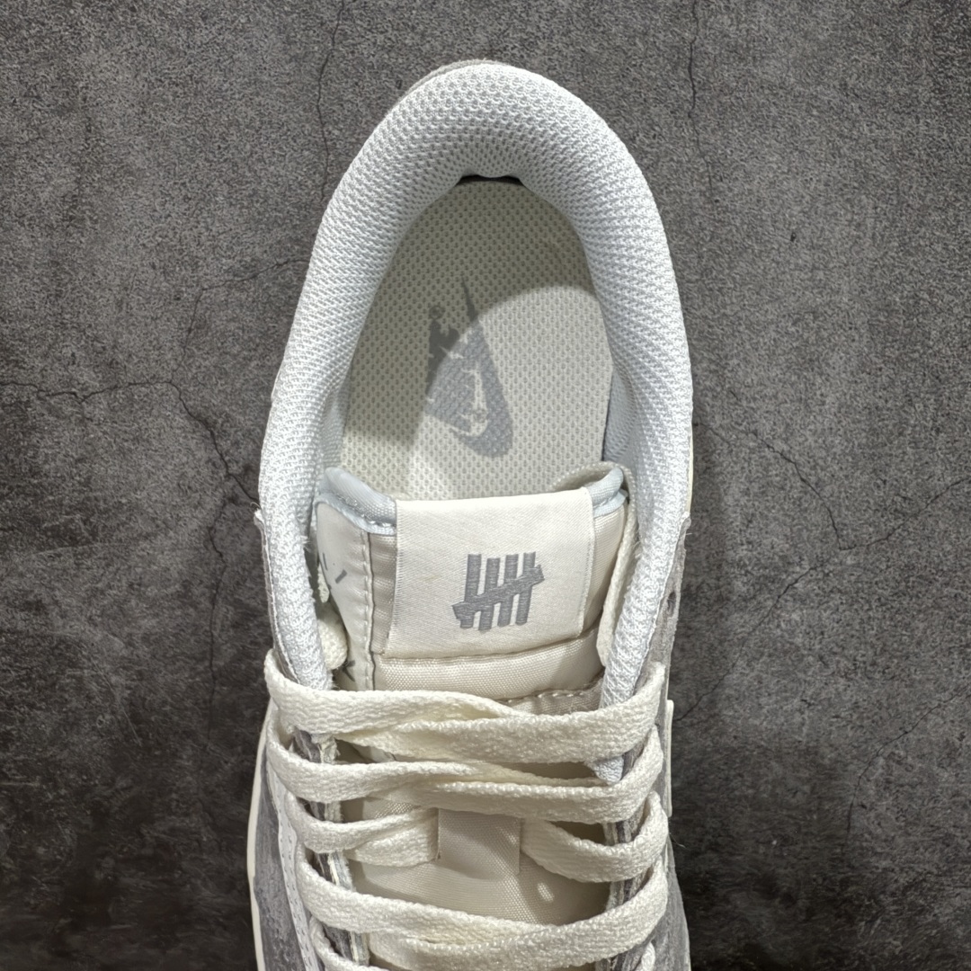 图片[8]-【定制版】Travis Scott x Fragment Design x Air Jordan 1 Low OG SP AJ1 乔1 UN联名 灰白马赛克 低帮文化休闲板鞋rn#多方联名合作融合了Travis Scott 独特的音乐风格，藤原浩个性的设计风格以及Jordan品牌的经典元素 使其成为一双具有独特身份和价值的鞋子 清新而立体的外观加上联名标识更突出了其独特身份 这种配色方案显示出活力和时尚感 在视觉上引人注目  鞋身的质感和细腻的细节处理使其显得高端而格调十足  这款“倒钩”联名是设计与创意完美结合  融合多方的个性风格是一款备受瞩目的潮流鞋款r 货号：DM7866-048 尺码：36 36.5 37.5 38 38.5 39 40 40.5 41 42 42.5 43 44 44.5 45  编码：HXS340360-莆田鞋批发中心