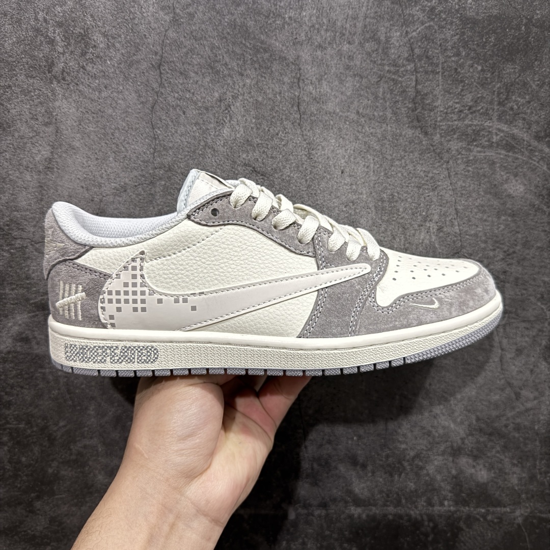 【定制版】Travis Scott x Fragment Design x Air Jordan 1 Low OG SP AJ1 乔1 UN联名 灰白马赛克 低帮文化休闲板鞋rn#多方联名合作融合了Travis Scott 独特的音乐风格，藤原浩个性的设计风格以及Jordan品牌的经典元素 使其成为一双具有独特身份和价值的鞋子 清新而立体的外观加上联名标识更突出了其独特身份 这种配色方案显示出活力和时尚感 在视觉上引人注目  鞋身的质感和细腻的细节处理使其显得高端而格调十足  这款“倒钩”联名是设计与创意完美结合  融合多方的个性风格是一款备受瞩目的潮流鞋款r 货号：DM7866-048 尺码：36 36.5 37.5 38 38.5 39 40 40.5 41 42 42.5 43 44 44.5 45  编码：HXS340360-莆田鞋批发中心