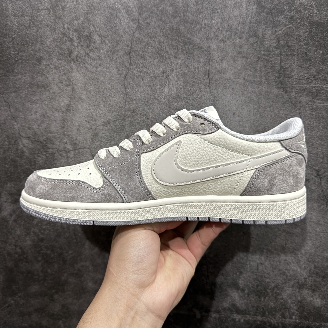 图片[2]-【定制版】Travis Scott x Fragment Design x Air Jordan 1 Low OG SP AJ1 乔1 UN联名 灰白马赛克 低帮文化休闲板鞋rn#多方联名合作融合了Travis Scott 独特的音乐风格，藤原浩个性的设计风格以及Jordan品牌的经典元素 使其成为一双具有独特身份和价值的鞋子 清新而立体的外观加上联名标识更突出了其独特身份 这种配色方案显示出活力和时尚感 在视觉上引人注目  鞋身的质感和细腻的细节处理使其显得高端而格调十足  这款“倒钩”联名是设计与创意完美结合  融合多方的个性风格是一款备受瞩目的潮流鞋款r 货号：DM7866-048 尺码：36 36.5 37.5 38 38.5 39 40 40.5 41 42 42.5 43 44 44.5 45  编码：HXS340360-莆田鞋批发中心