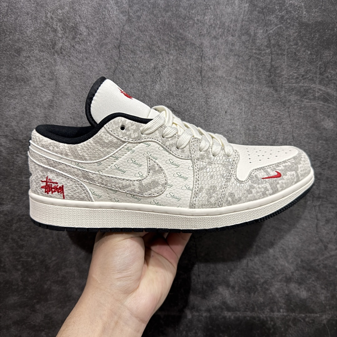 【定制版】Air Jordan 1 Low AJ1 乔1 斯图西-灰蛇纹 高端定制低帮复古篮球鞋rn#定制鞋盒 大厂纯原品质出货 超高清洁度 皮料切割干净无任何毛边 细节完美 r 货号：FC1688-200 尺码：36 36.5 37.5 38 38.5 39 40 40.5 41 42 42.5 43 44 44.5 45  编码：HXS320340-莆田鞋批发中心