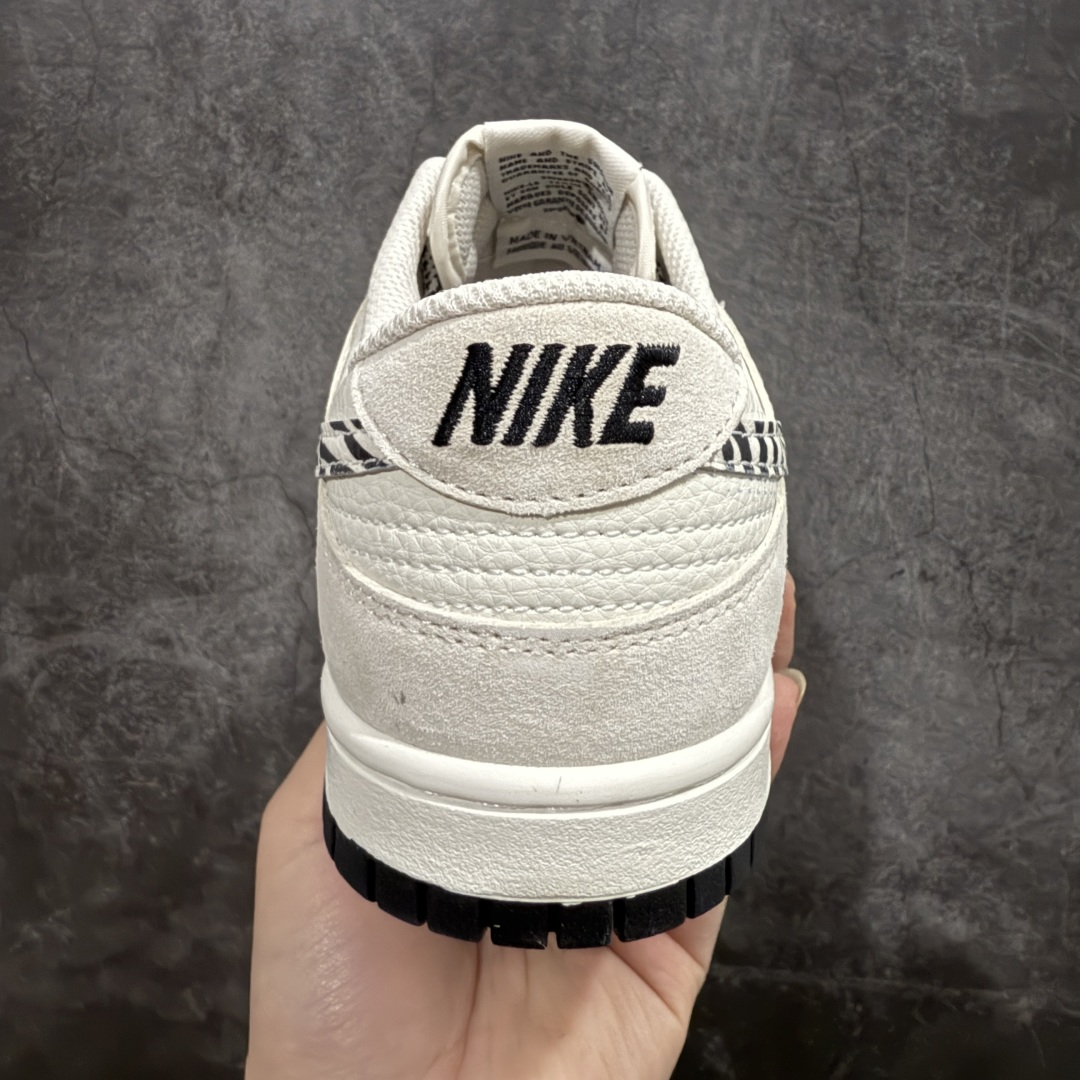 图片[4]-【定制版】Nk SB Dunk Low 斯图西联名 斑马黑白勾 周年高端定制 低帮休闲板鞋 #定制鞋盒 大厂纯原品质出货 超高清洁度 皮料切割干净无任何毛边 细节完美货号：DJ2024-060  尺码：36 36.5 37.5 38 38.5 39 40 40.5 41 42 42.5 43 44 44.5 45 编码：HXS340360-莆田鞋批发中心