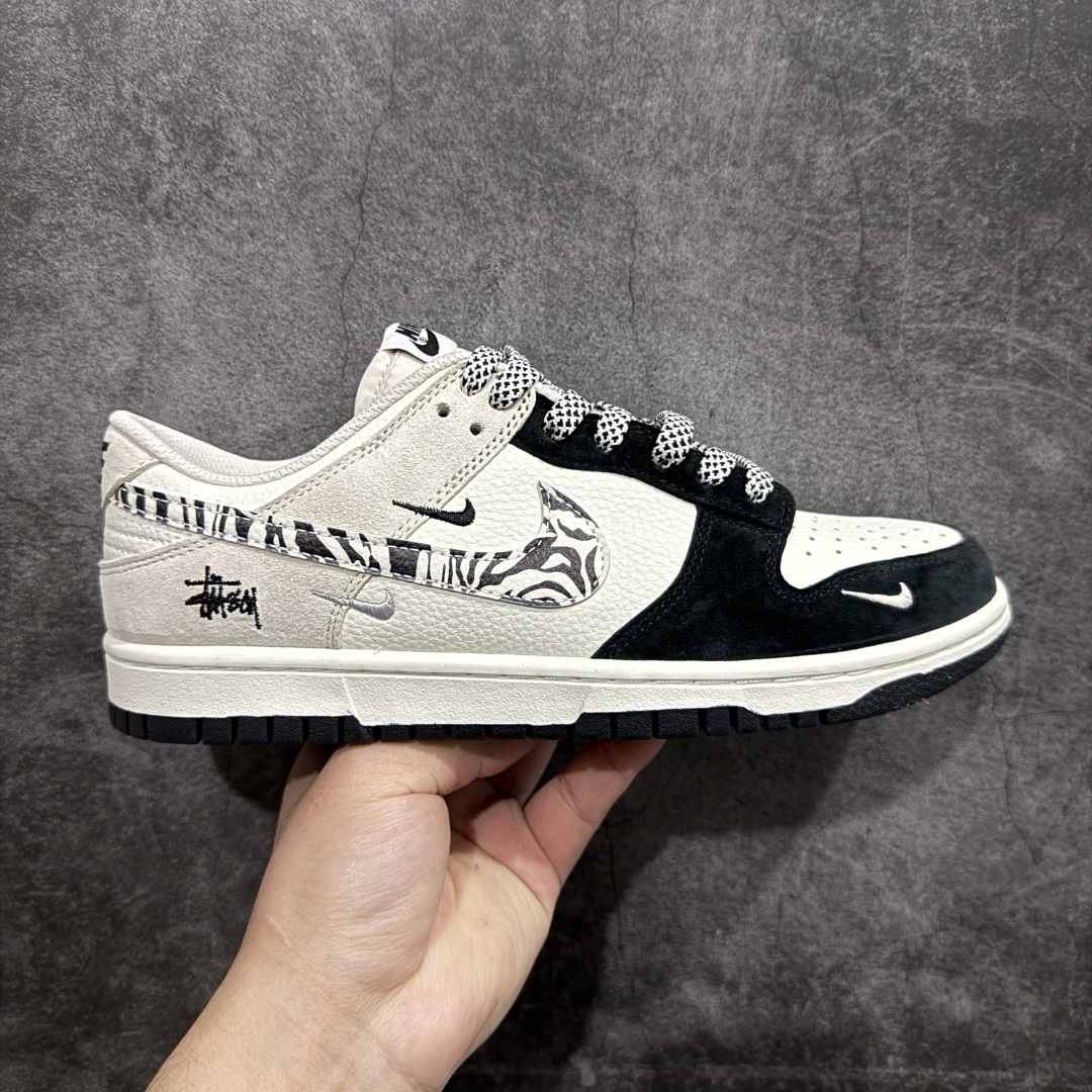 【定制版】Nk SB Dunk Low 斯图西联名 斑马黑白勾 周年高端定制 低帮休闲板鞋 #定制鞋盒 大厂纯原品质出货 超高清洁度 皮料切割干净无任何毛边 细节完美货号：DJ2024-060  尺码：36 36.5 37.5 38 38.5 39 40 40.5 41 42 42.5 43 44 44.5 45 编码：HXS340360-莆田鞋批发中心