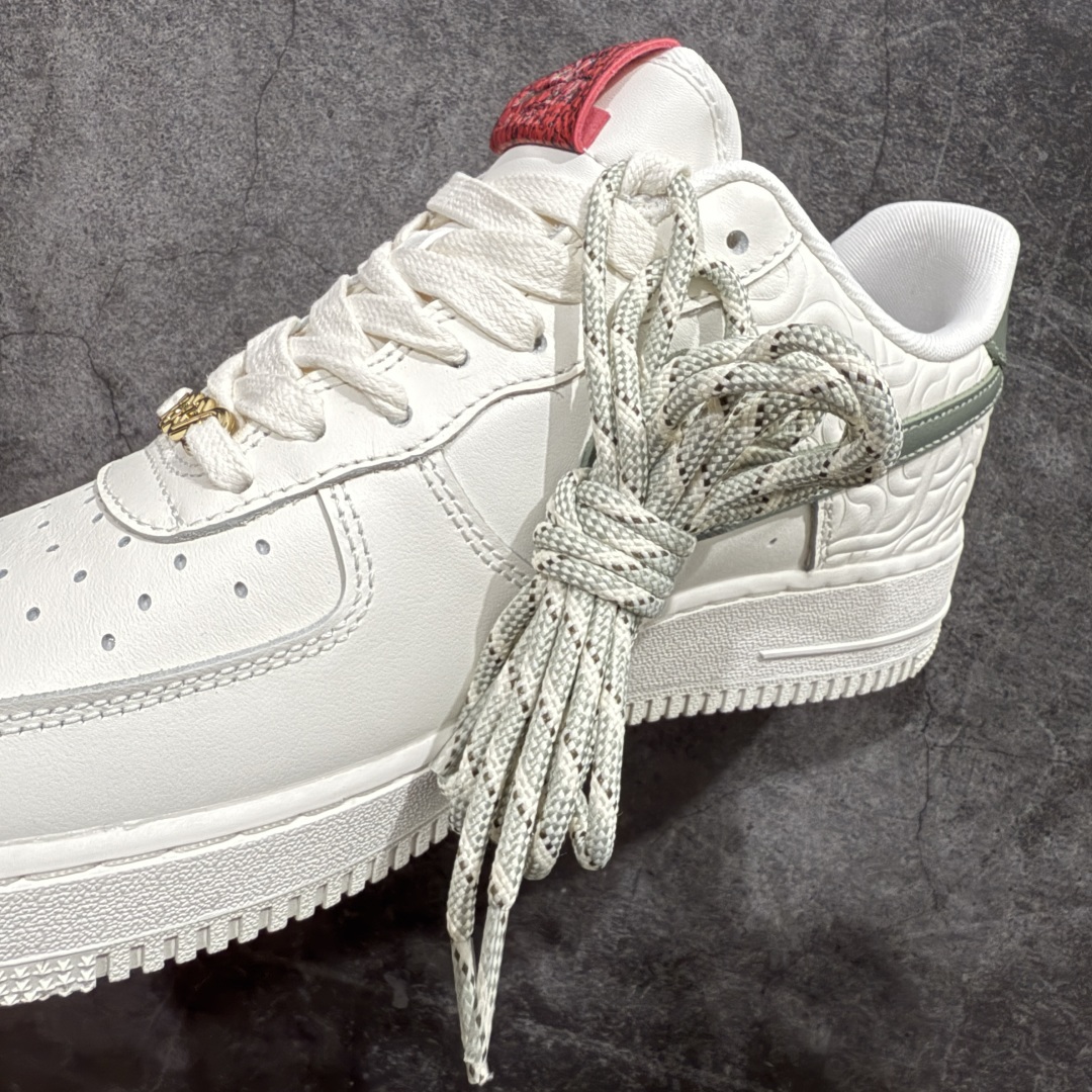 图片[9]-【MOK纯原】2025“蛇年”特别版，迎接农历新年！耐克Nike Air Force 1’07 Low\”Year of the Snake\”空军一号低帮经典百搭休闲运动板鞋“皮革白绿酒红蛇年”HV5979-130nn原版开发 全鞋使用原厂软质头层牛皮n针车细节配件全部同步原版 区别市面通货n卡色为米浅米白非市面错版纯白n男女鞋半码制 升级原楦原纸版数据开发版型n内置全掌Air Sole气垫 中底走线 鞋垫刷胶同步原版n市场唯一高端充正版本  尺码：36 36.5 37.5 38 38.5 39 40 40.5 41 42 42.5 43 44 44.5 45 编码：T310330-莆田鞋批发中心