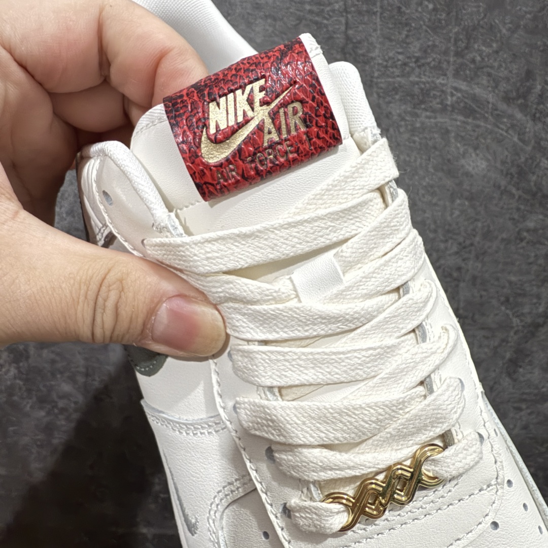 图片[6]-【MOK纯原】2025“蛇年”特别版，迎接农历新年！耐克Nike Air Force 1’07 Low\”Year of the Snake\”空军一号低帮经典百搭休闲运动板鞋“皮革白绿酒红蛇年”HV5979-130nn原版开发 全鞋使用原厂软质头层牛皮n针车细节配件全部同步原版 区别市面通货n卡色为米浅米白非市面错版纯白n男女鞋半码制 升级原楦原纸版数据开发版型n内置全掌Air Sole气垫 中底走线 鞋垫刷胶同步原版n市场唯一高端充正版本  尺码：36 36.5 37.5 38 38.5 39 40 40.5 41 42 42.5 43 44 44.5 45 编码：T310330-莆田鞋批发中心