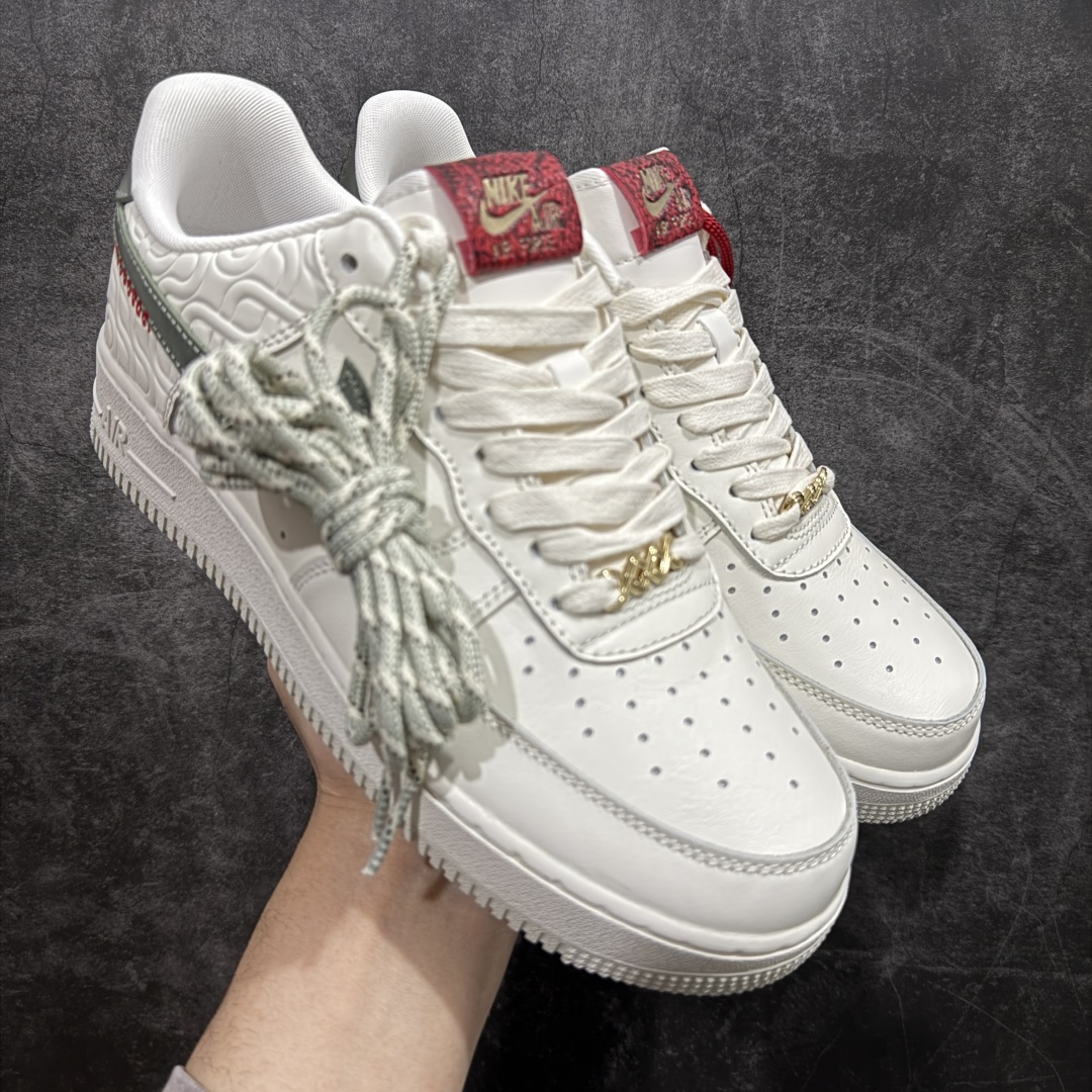 【MOK纯原】2025“蛇年”特别版，迎接农历新年！耐克Nike Air Force 1’07 Low\”Year of the Snake\”空军一号低帮经典百搭休闲运动板鞋“皮革白绿酒红蛇年”HV5979-130nn原版开发 全鞋使用原厂软质头层牛皮n针车细节配件全部同步原版 区别市面通货n卡色为米浅米白非市面错版纯白n男女鞋半码制 升级原楦原纸版数据开发版型n内置全掌Air Sole气垫 中底走线 鞋垫刷胶同步原版n市场唯一高端充正版本  尺码：36 36.5 37.5 38 38.5 39 40 40.5 41 42 42.5 43 44 44.5 45 编码：T310330-莆田鞋批发中心