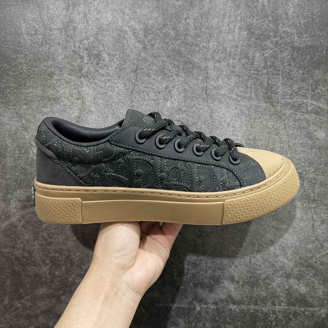 【总裁版本】Stone Island x Dior B33 Tennis Do Cotton 石头岛迪奥联名复古休闲板鞋 Dior B33 迪奥印花系带时尚运动板鞋网球鞋 全套原厂新版原纸板楦头开发 原厂特供皮料加持 原档数据大底 高频字母排版细节 还原 Zp 高端零售特供批次 2023秋季新品 彰显非凡的精湛工艺 重新诠释经典的网球鞋 时尚的廓形突显厚实感 采用全新的拉绒马海毛针织面料 突显柔软触感与富有层次感的流行色彩 搭配棕色绒面革镶片提升格调 别具一格的加垫鞋舌点缀以压花效果Dior标志 后侧点缀以Dior 30Avenue Montaigne标志 可为各式休闲造型增添时尚气质  尺码：40 41 42 43 44 45 46 编码：NM400430-莆田鞋批发中心