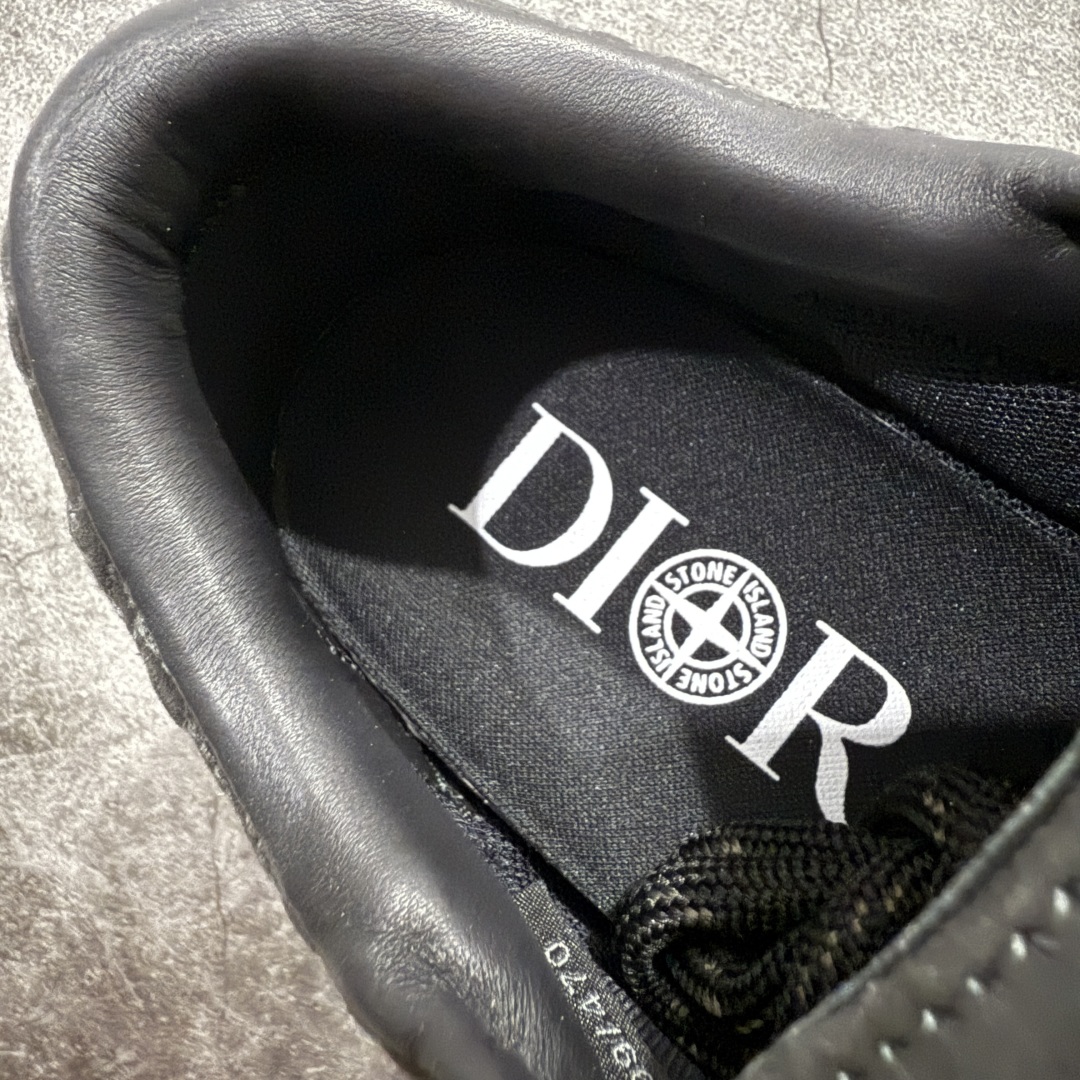 图片[9]-【总裁版本】Stone Island x Dior B33 Tennis Do Cotton 石头岛迪奥联名复古休闲板鞋 Dior B33 迪奥印花系带时尚运动板鞋网球鞋 全套原厂新版原纸板楦头开发 原厂特供皮料加持 原档数据大底 高频字母排版细节 还原 Zp 高端零售特供批次 2023秋季新品 彰显非凡的精湛工艺 重新诠释经典的网球鞋 时尚的廓形突显厚实感 采用全新的拉绒马海毛针织面料 突显柔软触感与富有层次感的流行色彩 搭配棕色绒面革镶片提升格调 别具一格的加垫鞋舌点缀以压花效果Dior标志 后侧点缀以Dior 30Avenue Montaigne标志 可为各式休闲造型增添时尚气质  尺码：40 41 42 43 44 45 46 编码：NM400430-莆田鞋批发中心