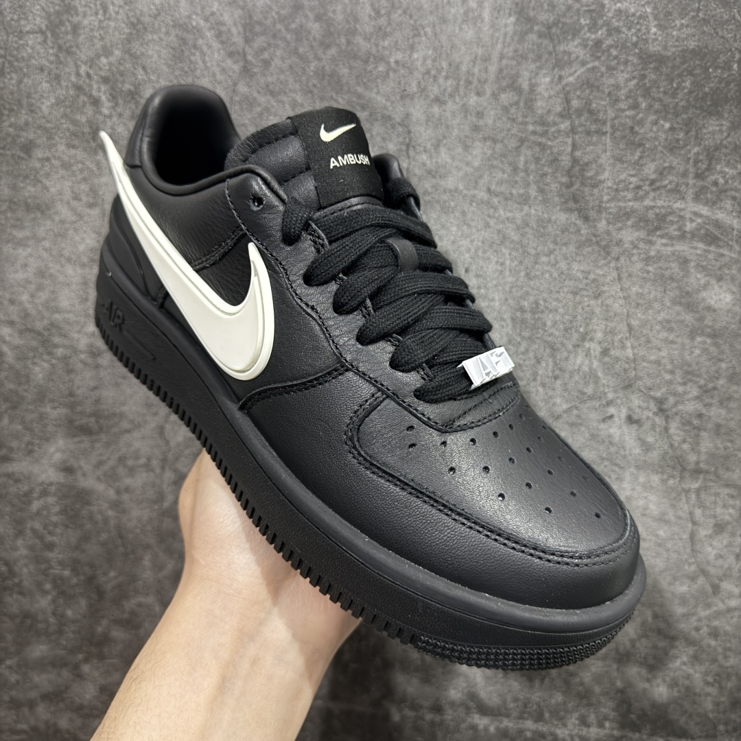 图片[3]-【纯原M版】Ambush x AF1 Air Force 1 Low 空军一号低帮运动板鞋 联名大钩黑白 DV3464-001nn独家正确版 完美出品 高端外贸 零售客户首选   AMBUSH X AF1 Low 联名款 米白第一色已入库 后续配色陆续出 官方4色 顶流 原鞋开版 耗时3个月匠心打造 原厂进口纳帕皮料 人工甩皮 全新正确RB原大底 上手上脚复刻正品质感【 拒绝市面黑心工厂虚标高价 】nSIZE: 36-48.5 编码：GQ370400-莆田鞋批发中心