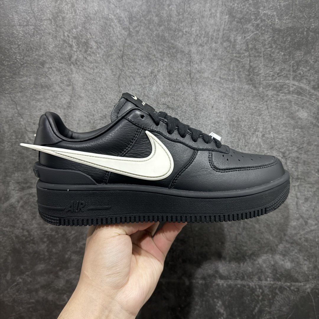 【纯原M版】Ambush x AF1 Air Force 1 Low 空军一号低帮运动板鞋 联名大钩黑白 DV3464-001nn独家正确版 完美出品 高端外贸 零售客户首选   AMBUSH X AF1 Low 联名款 米白第一色已入库 后续配色陆续出 官方4色 顶流 原鞋开版 耗时3个月匠心打造 原厂进口纳帕皮料 人工甩皮 全新正确RB原大底 上手上脚复刻正品质感【 拒绝市面黑心工厂虚标高价 】nSIZE: 36-48.5 编码：GQ370400-莆田鞋批发中心