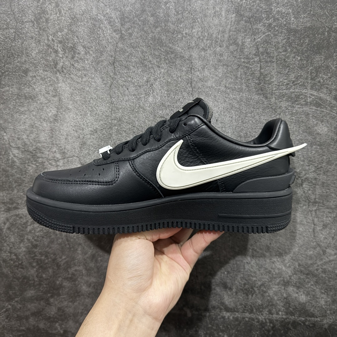 图片[2]-【纯原M版】Ambush x AF1 Air Force 1 Low 空军一号低帮运动板鞋 联名大钩黑白 DV3464-001nn独家正确版 完美出品 高端外贸 零售客户首选   AMBUSH X AF1 Low 联名款 米白第一色已入库 后续配色陆续出 官方4色 顶流 原鞋开版 耗时3个月匠心打造 原厂进口纳帕皮料 人工甩皮 全新正确RB原大底 上手上脚复刻正品质感【 拒绝市面黑心工厂虚标高价 】nSIZE: 36-48.5 编码：GQ370400-莆田鞋批发中心