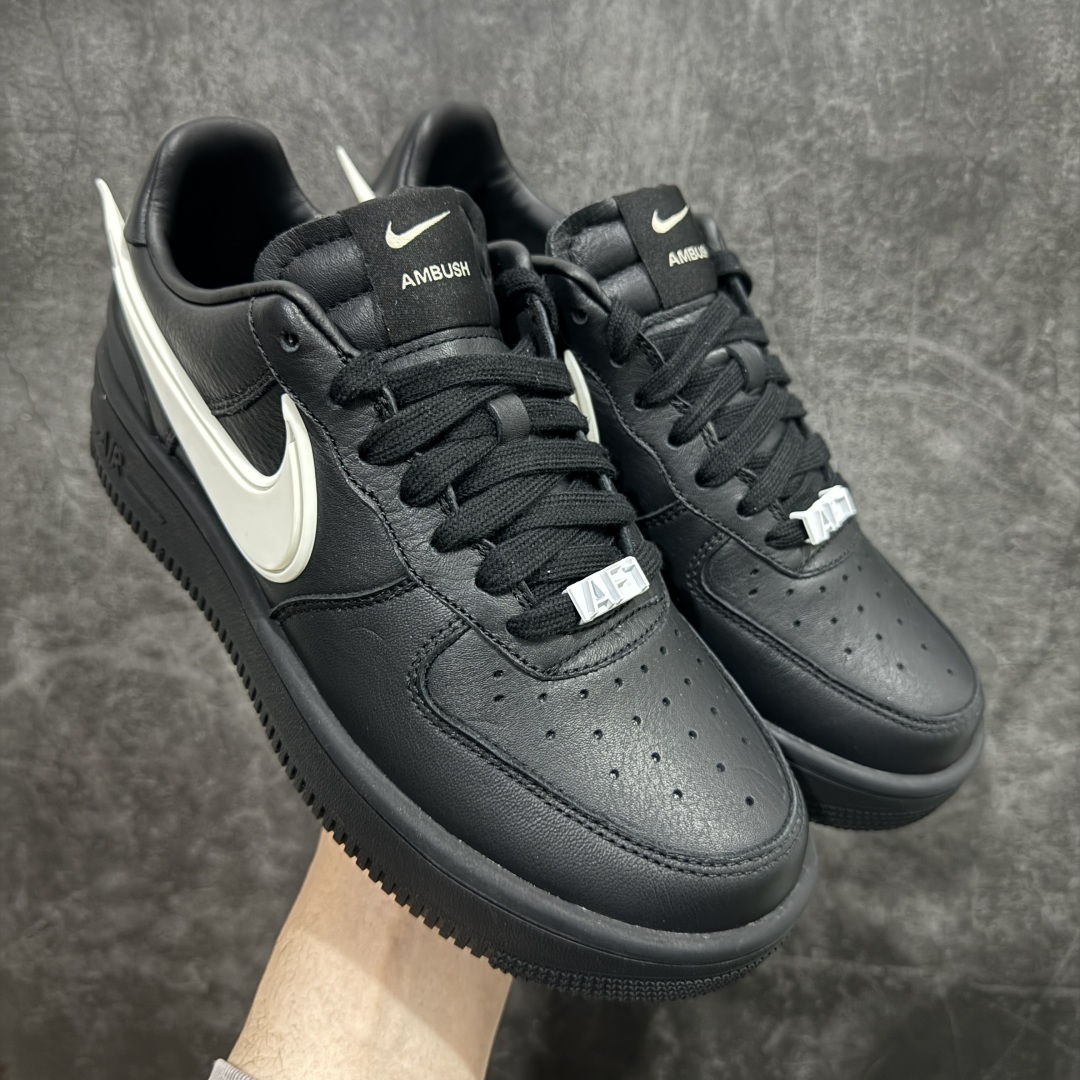 【纯原M版】Ambush x AF1 Air Force 1 Low 空军一号低帮运动板鞋 联名大钩黑白 DV3464-001nn独家正确版 完美出品 高端外贸 零售客户首选   AMBUSH X AF1 Low 联名款 米白第一色已入库 后续配色陆续出 官方4色 顶流 原鞋开版 耗时3个月匠心打造 原厂进口纳帕皮料 人工甩皮 全新正确RB原大底 上手上脚复刻正品质感【 拒绝市面黑心工厂虚标高价 】nSIZE: 36-48.5 编码：GQ370400-莆田鞋批发中心