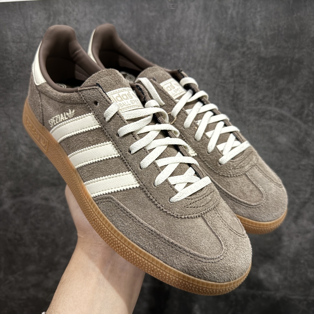 【渠道纯原版】Adidas Handball Spezial  阿迪达斯经典款牛皮复古休闲板鞋 棕白生胶 IF6490n原厂原档案开发出品 皮料切割干净无任何毛边鞋型细节完美 超高清洁度 市场最高版本  尺码：35.5 36 36.5 37 38 38.5 39 40 40.5 41 42 42.5 43 44 44.5 45 编码：NM250270-莆田鞋批发中心