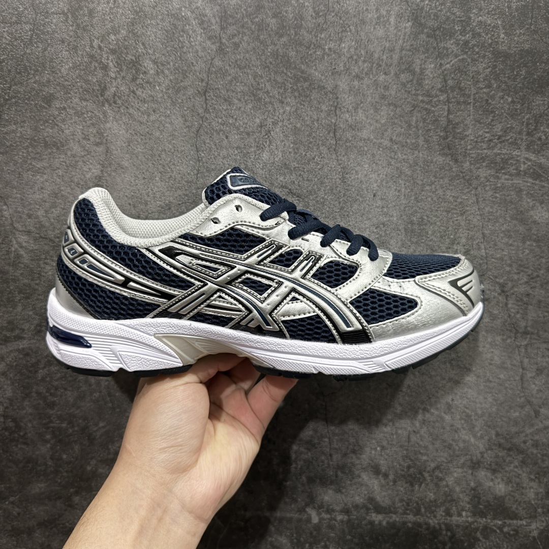 【纯原福利】Asics Gel-1130 亚瑟士系列低帮复古休闲运动慢跑鞋n亚瑟士1130  系列 6色 纯原  工厂年底资金压力 回血过年 特价清一波‼️整双鞋在鞋面部分选用网眼布与皮革相互连接，在鞋面银色金属质感的线条中，ASICS 品牌标志性的虎爪 Logo 出现在鞋身侧面，既展现出复古美感，又加深了整双鞋的层次感。搭载着 Ortholite 鞋垫，之后再辅以 GEL 缓震胶中底和耐磨大底，在提升上脚舒适性的同时，在缓震脚感以及耐磨抓地力方面也能满足日常运动需求。 尺码：36 37 37.5 38 39.5 40 40.5 41.5 42 42.5 43.5 44 45 编码：WE180190-莆田鞋批发中心