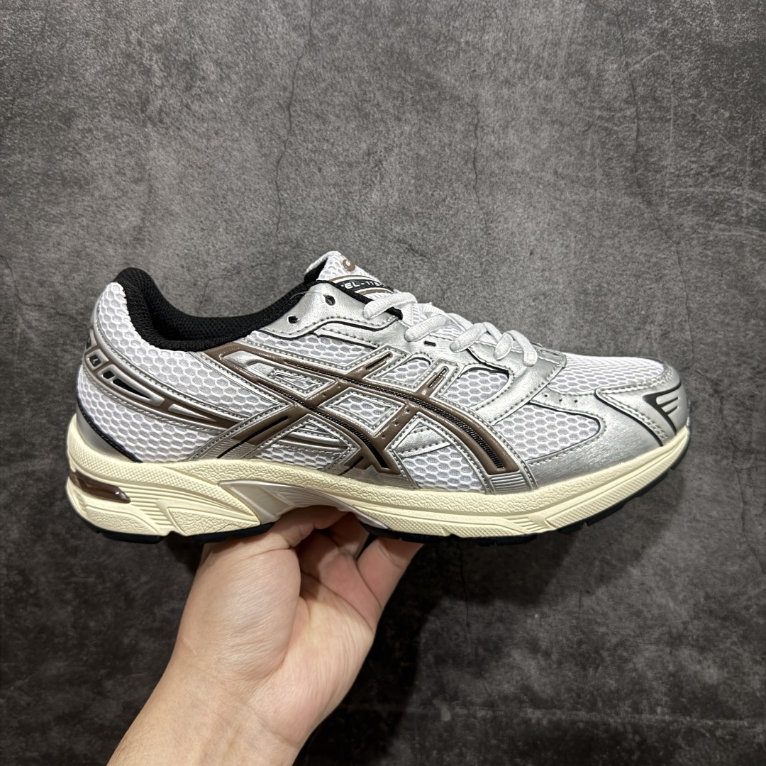 【纯原福利】Asics Gel-1130 亚瑟士系列低帮复古休闲运动慢跑鞋n亚瑟士1130  系列 6色 纯原  工厂年底资金压力 回血过年 特价清一波‼️整双鞋在鞋面部分选用网眼布与皮革相互连接，在鞋面银色金属质感的线条中，ASICS 品牌标志性的虎爪 Logo 出现在鞋身侧面，既展现出复古美感，又加深了整双鞋的层次感。搭载着 Ortholite 鞋垫，之后再辅以 GEL 缓震胶中底和耐磨大底，在提升上脚舒适性的同时，在缓震脚感以及耐磨抓地力方面也能满足日常运动需求。 尺码：36 37 37.5 38 39.5 40 40.5 41.5 42 42.5 43.5 44 45 编码：WE180190-莆田鞋批发中心