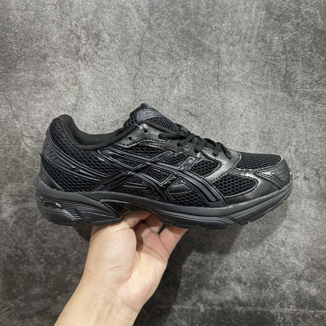 【纯原福利】Asics Gel-1130 亚瑟士系列低帮复古休闲运动慢跑鞋n亚瑟士1130  系列 6色 纯原  工厂年底资金压力 回血过年 特价清一波‼️整双鞋在鞋面部分选用网眼布与皮革相互连接，在鞋面银色金属质感的线条中，ASICS 品牌标志性的虎爪 Logo 出现在鞋身侧面，既展现出复古美感，又加深了整双鞋的层次感。搭载着 Ortholite 鞋垫，之后再辅以 GEL 缓震胶中底和耐磨大底，在提升上脚舒适性的同时，在缓震脚感以及耐磨抓地力方面也能满足日常运动需求。 尺码：36 37 37.5 38 39.5 40 40.5 41.5 42 42.5 43.5 44 45 编码：WE180190-莆田鞋批发中心