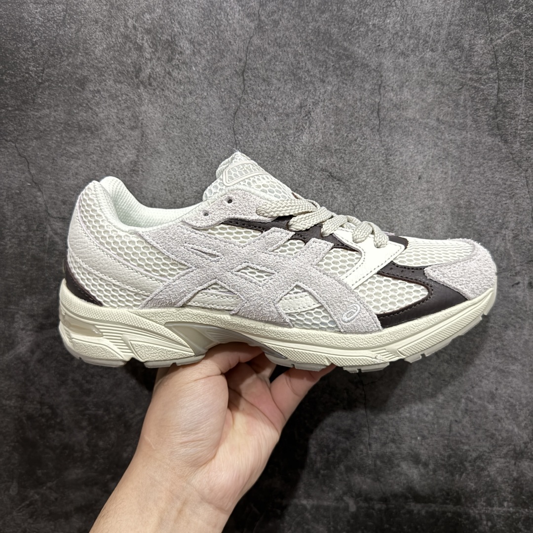 【纯原福利】Asics Gel-1130 亚瑟士系列低帮复古休闲运动慢跑鞋n亚瑟士1130  系列 6色 纯原  工厂年底资金压力 回血过年 特价清一波‼️整双鞋在鞋面部分选用网眼布与皮革相互连接，在鞋面银色金属质感的线条中，ASICS 品牌标志性的虎爪 Logo 出现在鞋身侧面，既展现出复古美感，又加深了整双鞋的层次感。搭载着 Ortholite 鞋垫，之后再辅以 GEL 缓震胶中底和耐磨大底，在提升上脚舒适性的同时，在缓震脚感以及耐磨抓地力方面也能满足日常运动需求。 尺码：36 37 37.5 38 39.5 40 40.5 41.5 42 42.5 43.5 44 45 编码：WE180190-莆田鞋批发中心