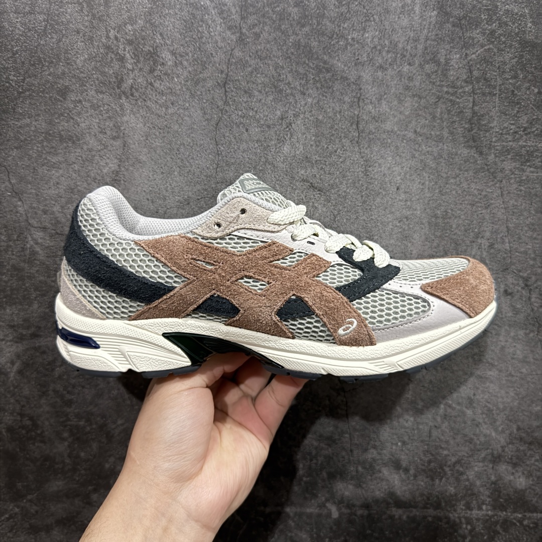 【纯原福利】Asics Gel-1130 亚瑟士系列低帮复古休闲运动慢跑鞋n亚瑟士1130  系列 6色 纯原  工厂年底资金压力 回血过年 特价清一波‼️整双鞋在鞋面部分选用网眼布与皮革相互连接，在鞋面银色金属质感的线条中，ASICS 品牌标志性的虎爪 Logo 出现在鞋身侧面，既展现出复古美感，又加深了整双鞋的层次感。搭载着 Ortholite 鞋垫，之后再辅以 GEL 缓震胶中底和耐磨大底，在提升上脚舒适性的同时，在缓震脚感以及耐磨抓地力方面也能满足日常运动需求。 尺码：36 37 37.5 38 39.5 40 40.5 41.5 42 42.5 43.5 44 45 编码：WE180190-莆田鞋批发中心