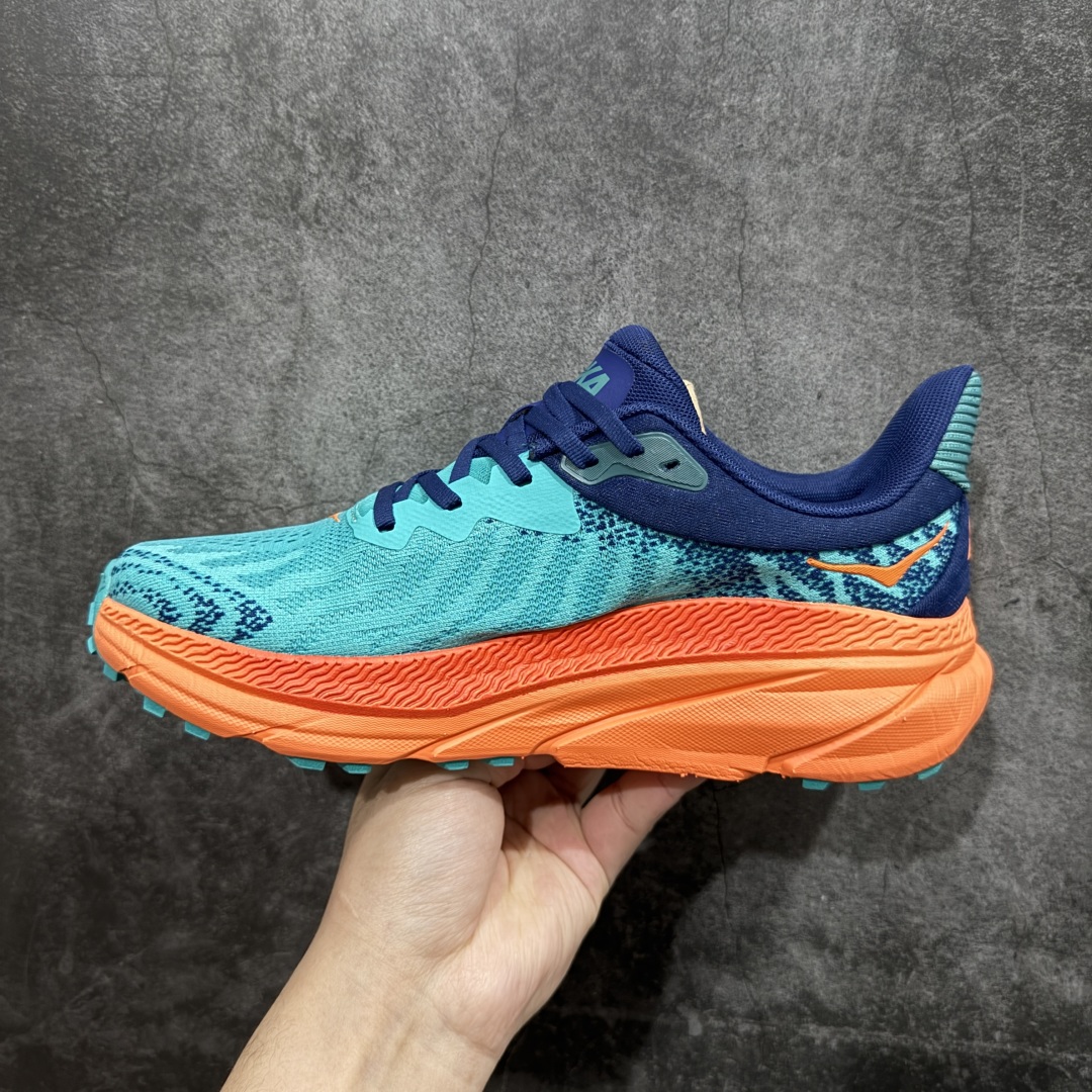 图片[2]-【特价福利】HOKA ONE ONE Challenger ATR 7 挑战者七代轻便耐磨防滑跑步鞋新一代Challenger泡棉中底减重10% 增加3mm强化缓震、打造Q弹脚感 后跟采用延伸设计 加强跟腱保护、便于穿脱 搭配环保工程网布增加透气、短靴细节防止碎石进入 重新设计的大底以轮胎刻纹为灵感 以更密集的全大底水波刻纹 搭配加大面积的高耐磨橡胶与4mm大刻纹设计 增加整体抓地力与稳定性SIZE：36 36.5 37.5 38 38.5 39 40 40.5 41 42 42.5 43 44 44.5 45 编码：LDS210220-莆田鞋批发中心