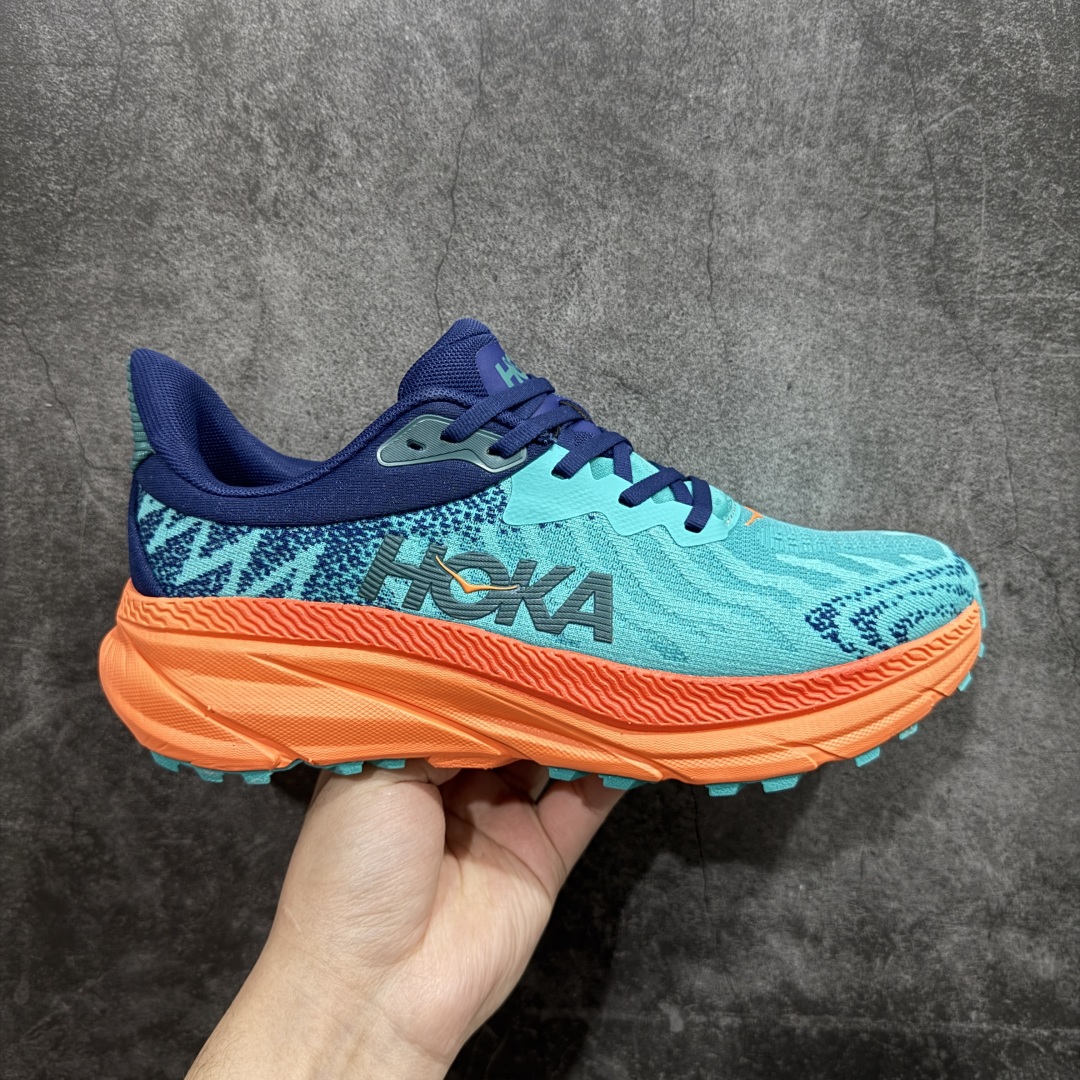 【特价福利】HOKA ONE ONE Challenger ATR 7 挑战者七代轻便耐磨防滑跑步鞋新一代Challenger泡棉中底减重10% 增加3mm强化缓震、打造Q弹脚感 后跟采用延伸设计 加强跟腱保护、便于穿脱 搭配环保工程网布增加透气、短靴细节防止碎石进入 重新设计的大底以轮胎刻纹为灵感 以更密集的全大底水波刻纹 搭配加大面积的高耐磨橡胶与4mm大刻纹设计 增加整体抓地力与稳定性SIZE：36 36.5 37.5 38 38.5 39 40 40.5 41 42 42.5 43 44 44.5 45 编码：LDS210220-莆田鞋批发中心