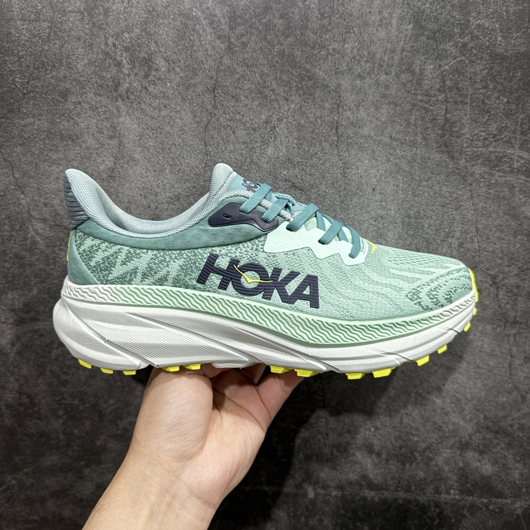 【特价福利】HOKA ONE ONE Challenger ATR 7 挑战者七代轻便耐磨防滑跑步鞋新一代Challenger泡棉中底减重10% 增加3mm强化缓震、打造Q弹脚感 后跟采用延伸设计 加强跟腱保护、便于穿脱 搭配环保工程网布增加透气、短靴细节防止碎石进入 重新设计的大底以轮胎刻纹为灵感 以更密集的全大底水波刻纹 搭配加大面积的高耐磨橡胶与4mm大刻纹设计 增加整体抓地力与稳定性SIZE：36 36.5 37.5 38 38.5 39 40 40.5 41 42 42.5 43 44 44.5 45 编码：LDS210220-莆田鞋批发中心