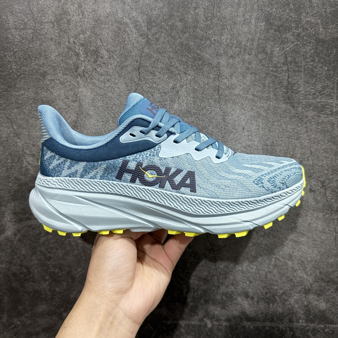 【特价福利】HOKA ONE ONE Challenger ATR 7 挑战者七代轻便耐磨防滑跑步鞋新一代Challenger泡棉中底减重10% 增加3mm强化缓震、打造Q弹脚感 后跟采用延伸设计 加强跟腱保护、便于穿脱 搭配环保工程网布增加透气、短靴细节防止碎石进入 重新设计的大底以轮胎刻纹为灵感 以更密集的全大底水波刻纹 搭配加大面积的高耐磨橡胶与4mm大刻纹设计 增加整体抓地力与稳定性SIZE：36 36.5 37.5 38 38.5 39 40 40.5 41 42 42.5 43 44 44.5 45 编码：LDS210220-莆田鞋批发中心